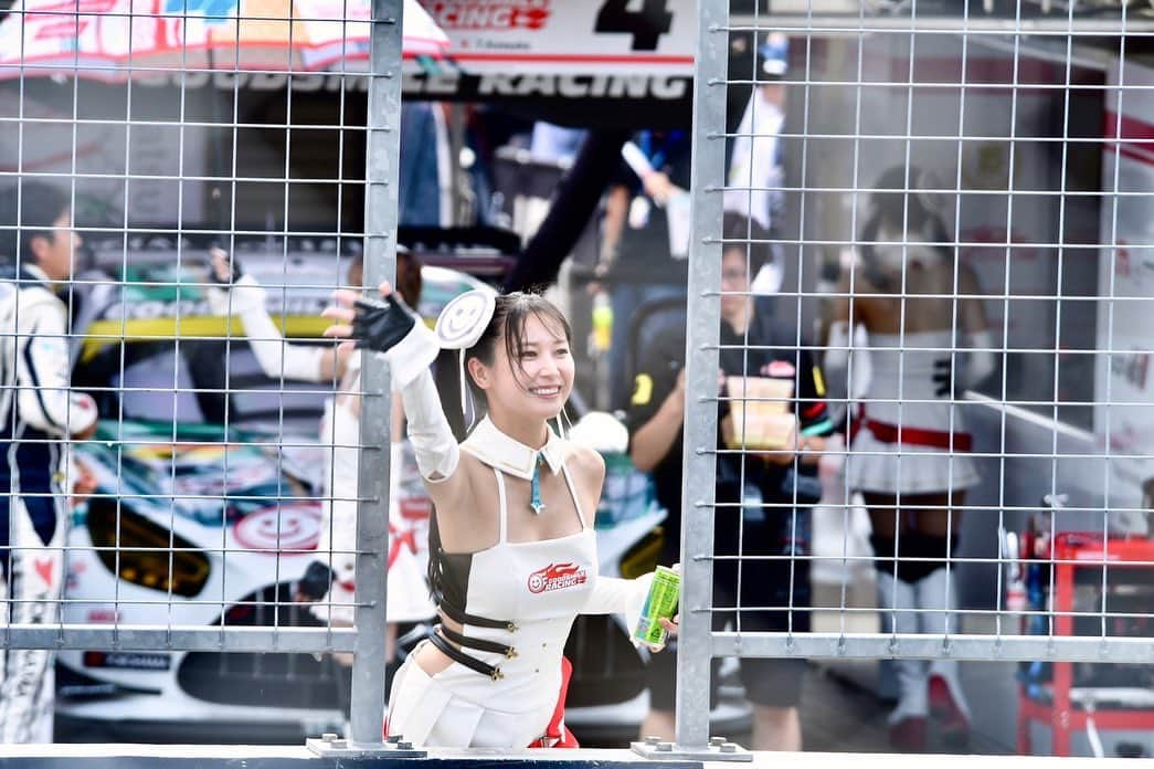 荒井つかさのインスタグラム：「本当にいつも応援ありがとう🤍🤍🤍  #fightgsr #supergt」