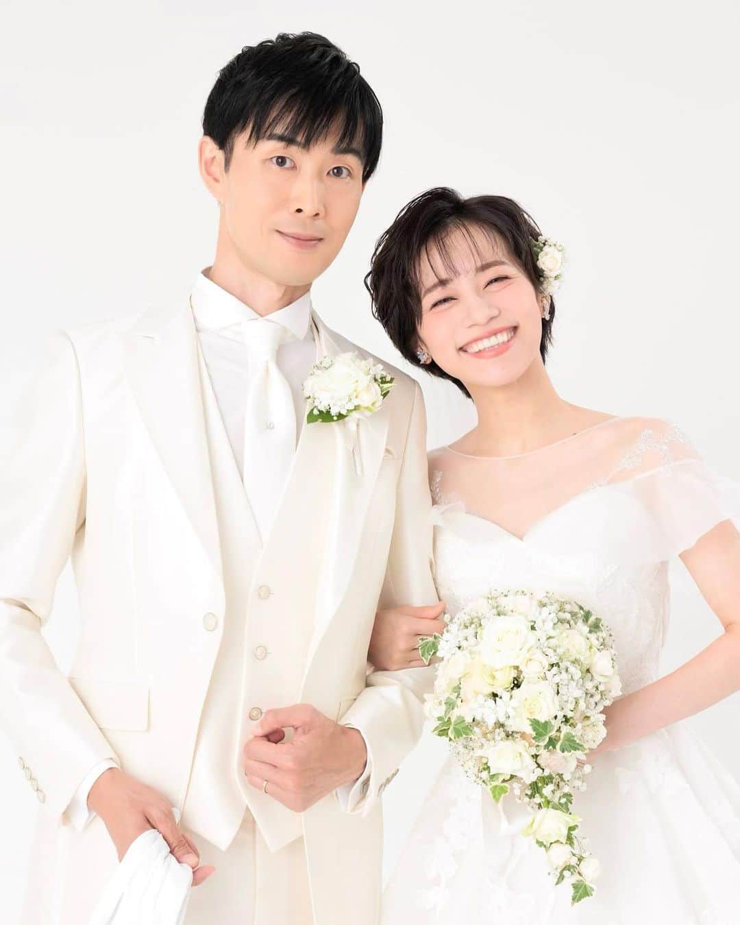 真彩希帆のインスタグラム：「🕊️  いつも見守って下さる大切なみなさまへ  この度、私、真彩希帆は 宝塚歌劇団 脚本•演出家の生田大和さんと 先日9月10日に入籍いたしました。  在団中に彼と接する私は 舞台に対して”オン”な状態か、極限状態でボロボロのどちらか。  限りなく素に近い状態で話す機会が、 退団してから少しずつ増えましたが どんな自分でも、どんな状況でも 関係性が変わる前から 彼はいつも変わらず真心と優しさで包んでくれました。  「ドンジュアン」という作品を終えた後から お付き合いを始めて、約2年。 一緒に過ごす時間はとっても穏やかで 常に喜びと笑いと学びに溢れ 心も身体も愛情という安心感で満たされる毎日です。  お互いに自然と “一番そばにいる存在”として “夫婦”として 人生を共に過ごしたいと思うようになり  そして、そうなれた今。 これまで以上に 関わってくださるすべての皆さまへの感謝と、 お互いが持つ舞台芸術への愛を胸に  夫婦仲良く、人生という新たな冒険の道を しっかり手を繋ぎ、腕を組み 朗らかに歩んで参りたいと思います！  これからも変わらず あたたかく見守って頂けましたら幸いです。  真彩希帆」