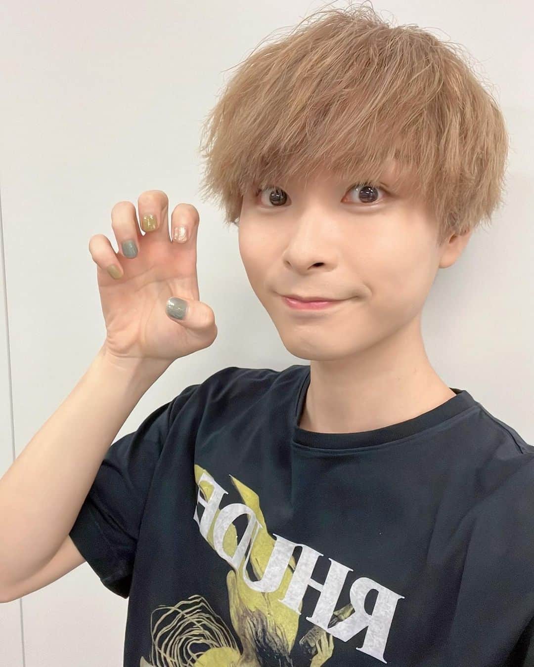 上村祐翔のインスタグラム：「昨日は「We will be united.」東京公演にお越しいただきありがとうございました！  熱かった！笑顔と声に、エネルギーをたくさんいただいて、僕らのパフォーマンスも力が入りました！ 「We will be united.」は「団結する、一緒になる」っていう意味が込められています。このツアーを通して、みんなと一つになれたと思います！ 次は、5周年記念ライブ✨またお会いしましょう😊  ネイルこんな感じでした💅 衣装好き😏 みんなとハチ公🐕(渋谷なので)」