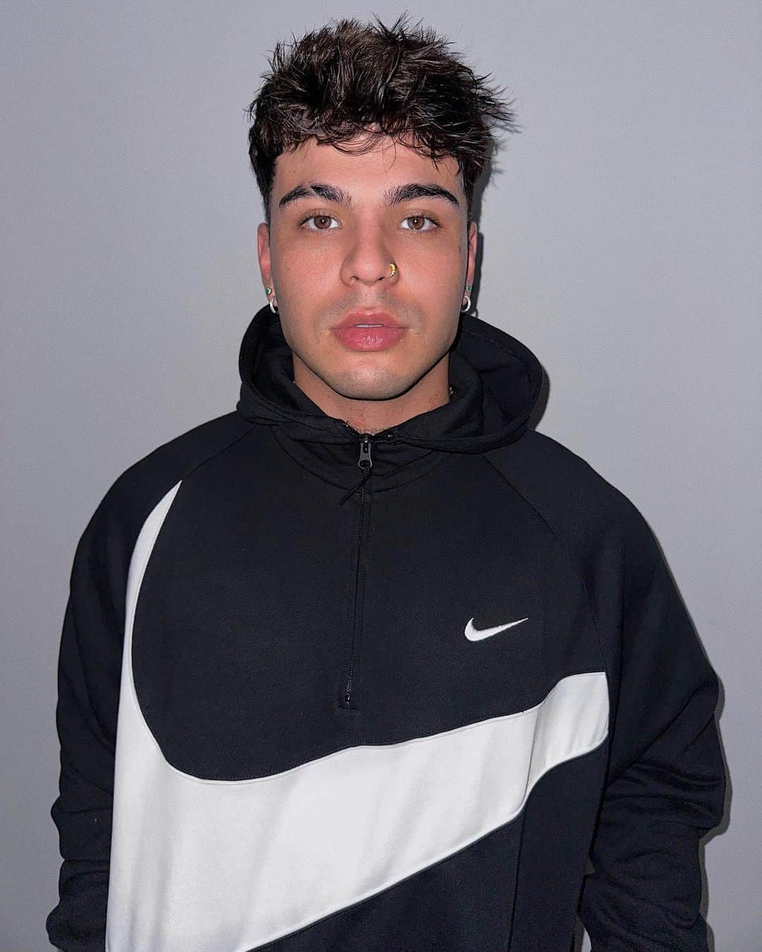 のインスタグラム：「hola, mi nombre es sebastian, en las redes sociales la gente cree conocerme, pero en realidad hay muchas cosas que creo que no saben de mí, ahora mismo sólo puedo utilizar la mano izquierda (misma con la que estoy escribiendo esto) porque tuve un accidente jugando fútbol hace algunas semanas y no tener mi mano me ha hecho detenerme y reflexionar sobre muchas cosas de mí, de mi vida, de todo lo que me rodea y quienes me rodean también. No sé si es que todo lo que está pasando en mi vida se puso de acuerdo para enseñarme a la fuerza tantas cosas que estoy aprendiendo últimamente, sea lo que sea, sólo puedo dar gracias. A través de los años he compartido por aquí en Internet aspectos de mi vida que me hacen sentir orgulloso y que de alguna manera me ayudan  a sentirme mejor conmigo mismo, así que hoy decidí abrir una puerta y así como les mostré mis ángeles, ahora quiero presentarles mis demonios, porque yo soy una persona bien complicada… a veces ni yo mismo me aguanto, me cuesta confiar en las personas, suelo huir de los lugares que me causan miedo e inseguridad, tengo un temperamento bastante fuerte… el cual si lo combinamos con la poca paciencia que tengo puede ocasionar situaciones explosivas, me exijo demasiado y suelo ser muy duro conmigo mismo… a veces quizá un poco cruel, tengo muchísimas inseguridades en mí y creo que es la razón por la cual no logro construir ninguna relación (sigo en los comentarios)」
