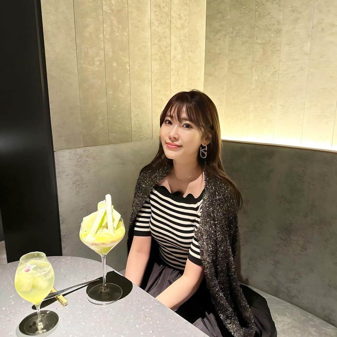 藤川沙弥のインスタグラム：「久しぶりの札幌へ✈︎✨ 🍣食べたあとは〆パフェに🍨♥︎ 北海道ではもはや文化らしい😙 会員制パフェbar @remakeeasy へ🌌 札幌限定のメロン🍈といちご🍓をシェア♩ 甘すぎなくて美味しいし フルーツも盛り盛りでした♡♡ 見た目から美しくてうっとり🪷 大人な雰囲気の隠れ家barで店内もお洒落🪟 今ならクラファンで会員権がGETできるよ♥︎ 関西にも出来てほしいなあ〜って みんなで話してたっ😋🍨  👀は @onlinecontact で feliamoのアフォガード☕️お気に入り♥︎」