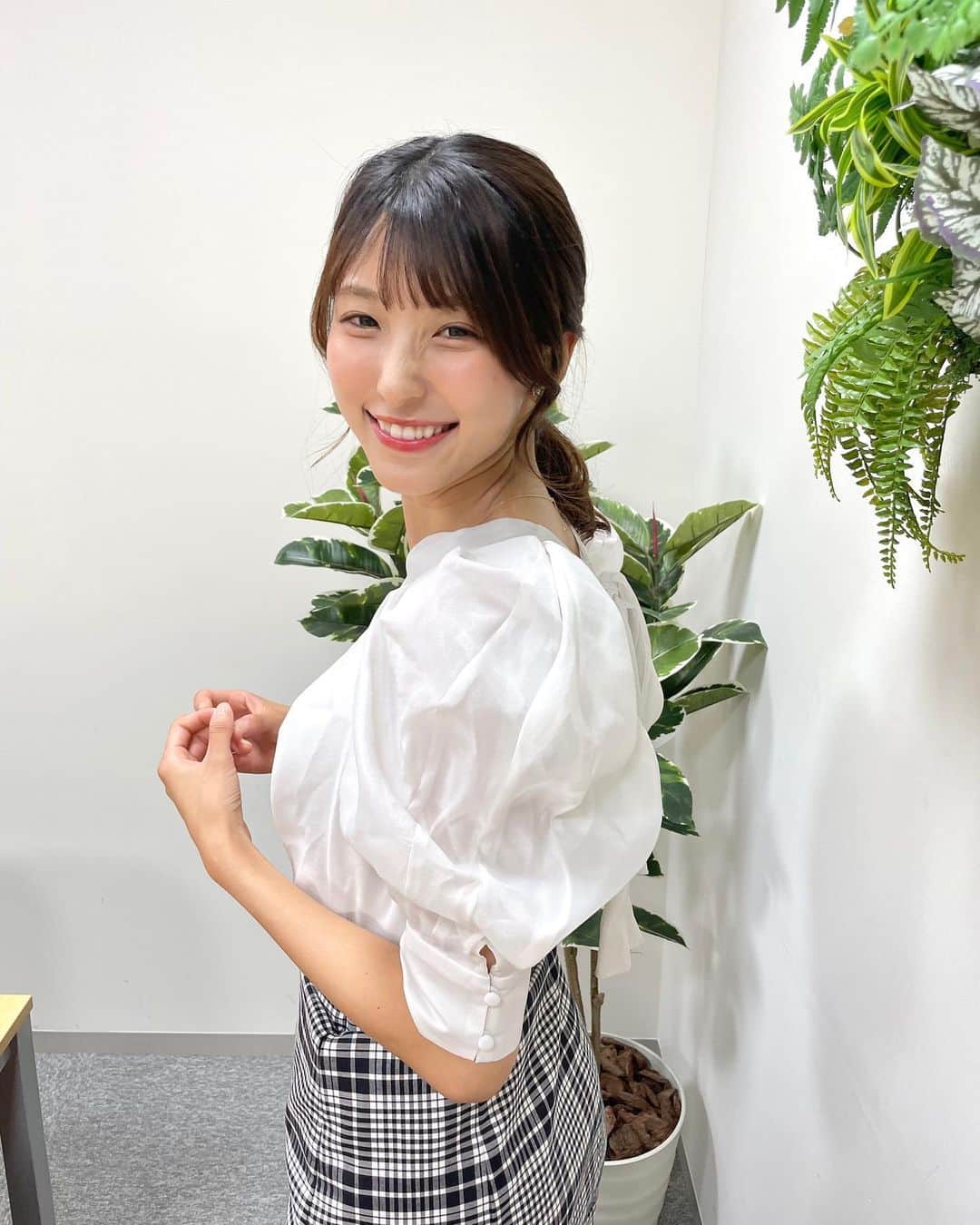 白木愛奈さんのインスタグラム写真 - (白木愛奈Instagram)「先週の日曜版の衣装です👗  先週から、笹村とわたしの衣装を、静岡PARCOのUSAGI ONLINE STORE( @usagionlinestore_shizuoka )さんで提供していただくことになりました😊 (※着用は不定期です。)  普段から利用していたお店だったので、とても嬉しいです☺️ ありがとうございます✨  これから可愛いお洋服を紹介したいと思います♪  この日の衣装は、 パフスリーブのブラウスに、チェックのマーメイドワンピースでした🧜‍♀️ 後ろのリボンが可愛かったです✨  だんだんと秋服を着られるのが楽しみです(*^^*)  #アナウンサー衣装 #衣装 #ウサギオンライン  #とびっきりしずおか日曜版 #白木愛奈」9月18日 12時09分 - shiraki_mana
