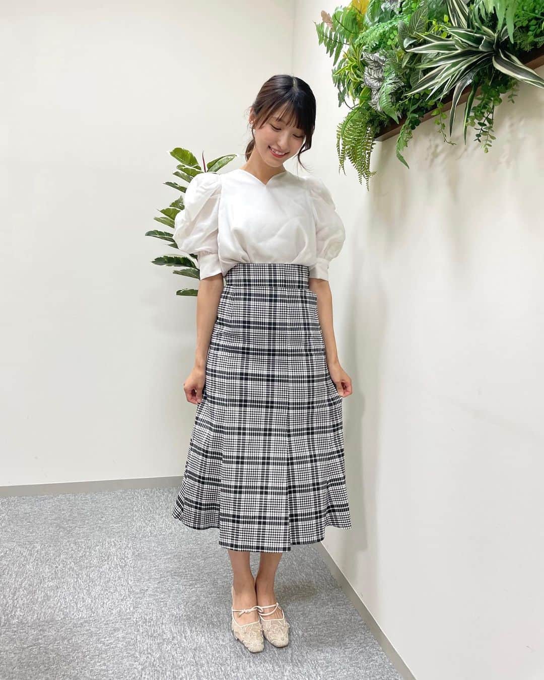 白木愛奈さんのインスタグラム写真 - (白木愛奈Instagram)「先週の日曜版の衣装です👗  先週から、笹村とわたしの衣装を、静岡PARCOのUSAGI ONLINE STORE( @usagionlinestore_shizuoka )さんで提供していただくことになりました😊 (※着用は不定期です。)  普段から利用していたお店だったので、とても嬉しいです☺️ ありがとうございます✨  これから可愛いお洋服を紹介したいと思います♪  この日の衣装は、 パフスリーブのブラウスに、チェックのマーメイドワンピースでした🧜‍♀️ 後ろのリボンが可愛かったです✨  だんだんと秋服を着られるのが楽しみです(*^^*)  #アナウンサー衣装 #衣装 #ウサギオンライン  #とびっきりしずおか日曜版 #白木愛奈」9月18日 12時09分 - shiraki_mana