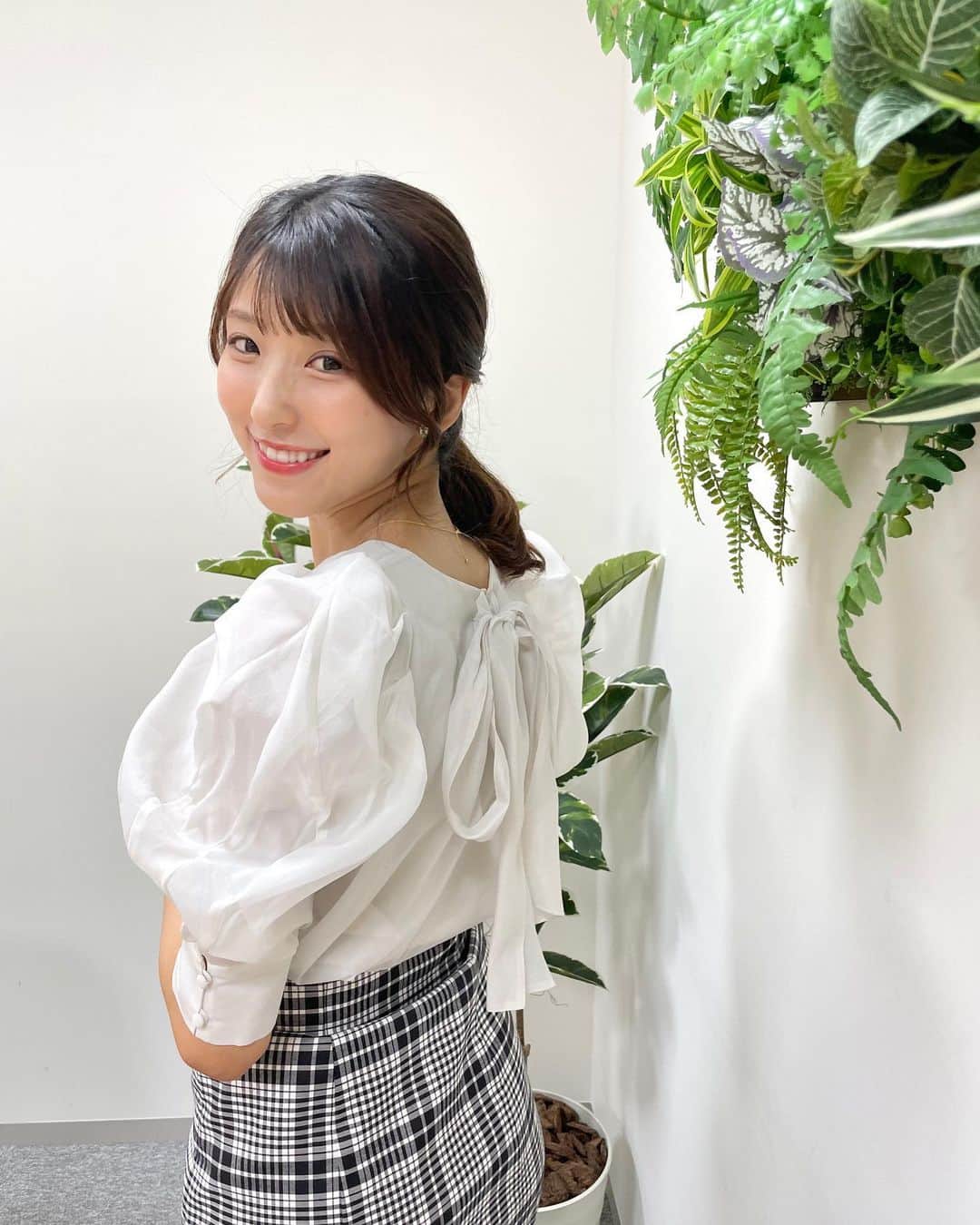 白木愛奈さんのインスタグラム写真 - (白木愛奈Instagram)「先週の日曜版の衣装です👗  先週から、笹村とわたしの衣装を、静岡PARCOのUSAGI ONLINE STORE( @usagionlinestore_shizuoka )さんで提供していただくことになりました😊 (※着用は不定期です。)  普段から利用していたお店だったので、とても嬉しいです☺️ ありがとうございます✨  これから可愛いお洋服を紹介したいと思います♪  この日の衣装は、 パフスリーブのブラウスに、チェックのマーメイドワンピースでした🧜‍♀️ 後ろのリボンが可愛かったです✨  だんだんと秋服を着られるのが楽しみです(*^^*)  #アナウンサー衣装 #衣装 #ウサギオンライン  #とびっきりしずおか日曜版 #白木愛奈」9月18日 12時09分 - shiraki_mana