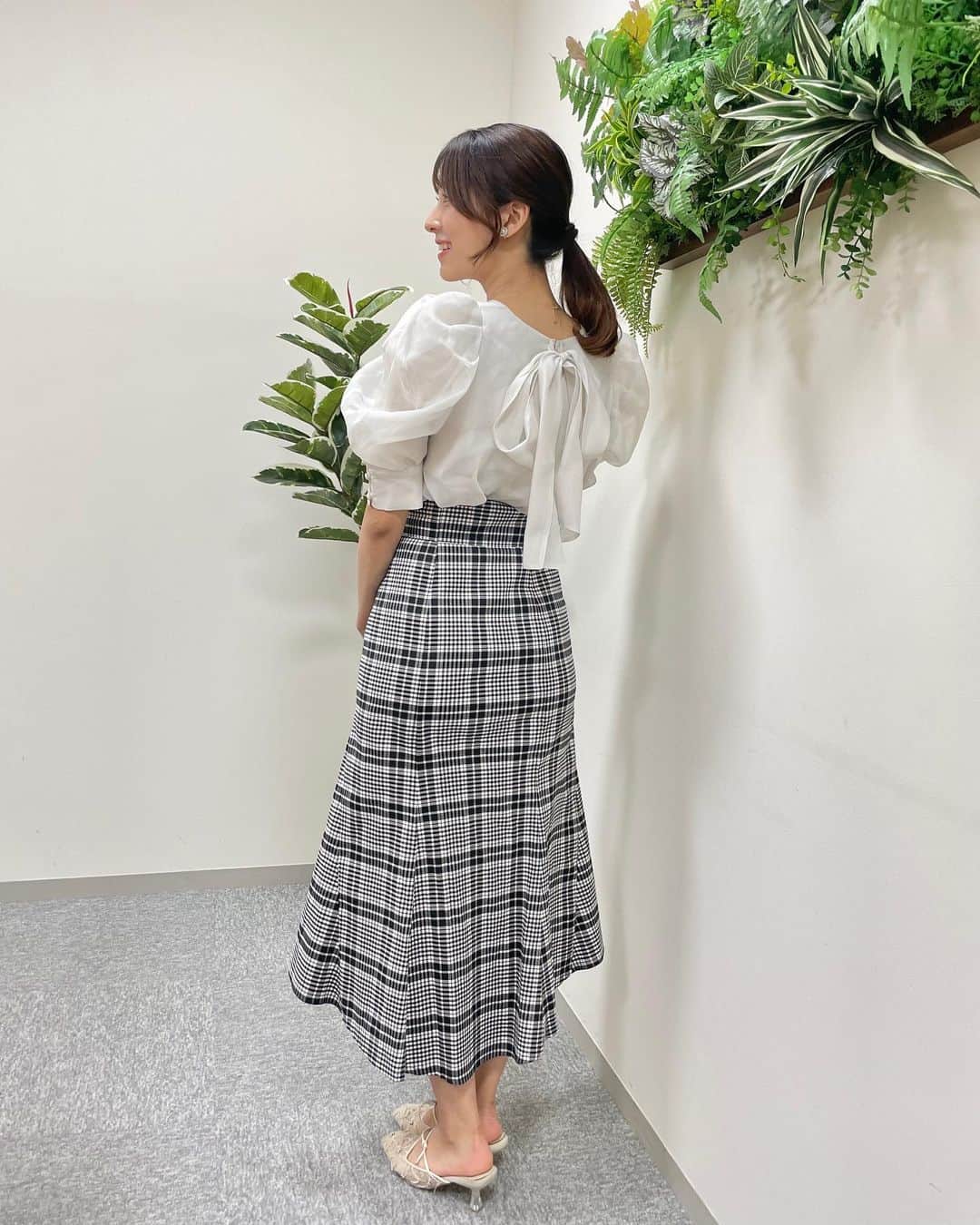 白木愛奈さんのインスタグラム写真 - (白木愛奈Instagram)「先週の日曜版の衣装です👗  先週から、笹村とわたしの衣装を、静岡PARCOのUSAGI ONLINE STORE( @usagionlinestore_shizuoka )さんで提供していただくことになりました😊 (※着用は不定期です。)  普段から利用していたお店だったので、とても嬉しいです☺️ ありがとうございます✨  これから可愛いお洋服を紹介したいと思います♪  この日の衣装は、 パフスリーブのブラウスに、チェックのマーメイドワンピースでした🧜‍♀️ 後ろのリボンが可愛かったです✨  だんだんと秋服を着られるのが楽しみです(*^^*)  #アナウンサー衣装 #衣装 #ウサギオンライン  #とびっきりしずおか日曜版 #白木愛奈」9月18日 12時09分 - shiraki_mana
