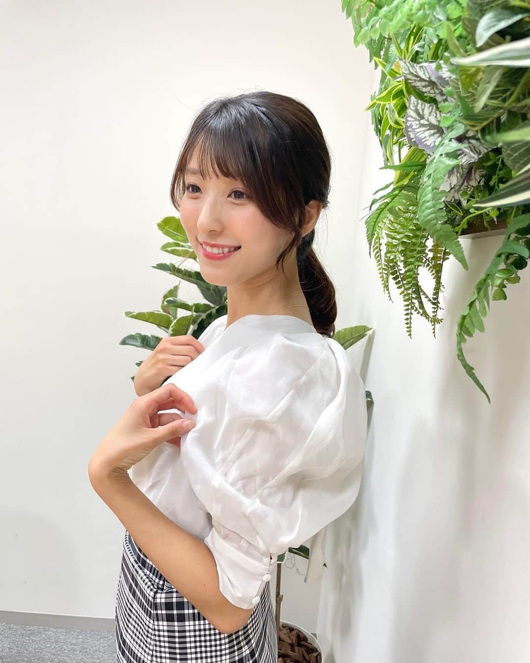 白木愛奈さんのインスタグラム写真 - (白木愛奈Instagram)「先週の日曜版の衣装です👗  先週から、笹村とわたしの衣装を、静岡PARCOのUSAGI ONLINE STORE( @usagionlinestore_shizuoka )さんで提供していただくことになりました😊 (※着用は不定期です。)  普段から利用していたお店だったので、とても嬉しいです☺️ ありがとうございます✨  これから可愛いお洋服を紹介したいと思います♪  この日の衣装は、 パフスリーブのブラウスに、チェックのマーメイドワンピースでした🧜‍♀️ 後ろのリボンが可愛かったです✨  だんだんと秋服を着られるのが楽しみです(*^^*)  #アナウンサー衣装 #衣装 #ウサギオンライン  #とびっきりしずおか日曜版 #白木愛奈」9月18日 12時09分 - shiraki_mana