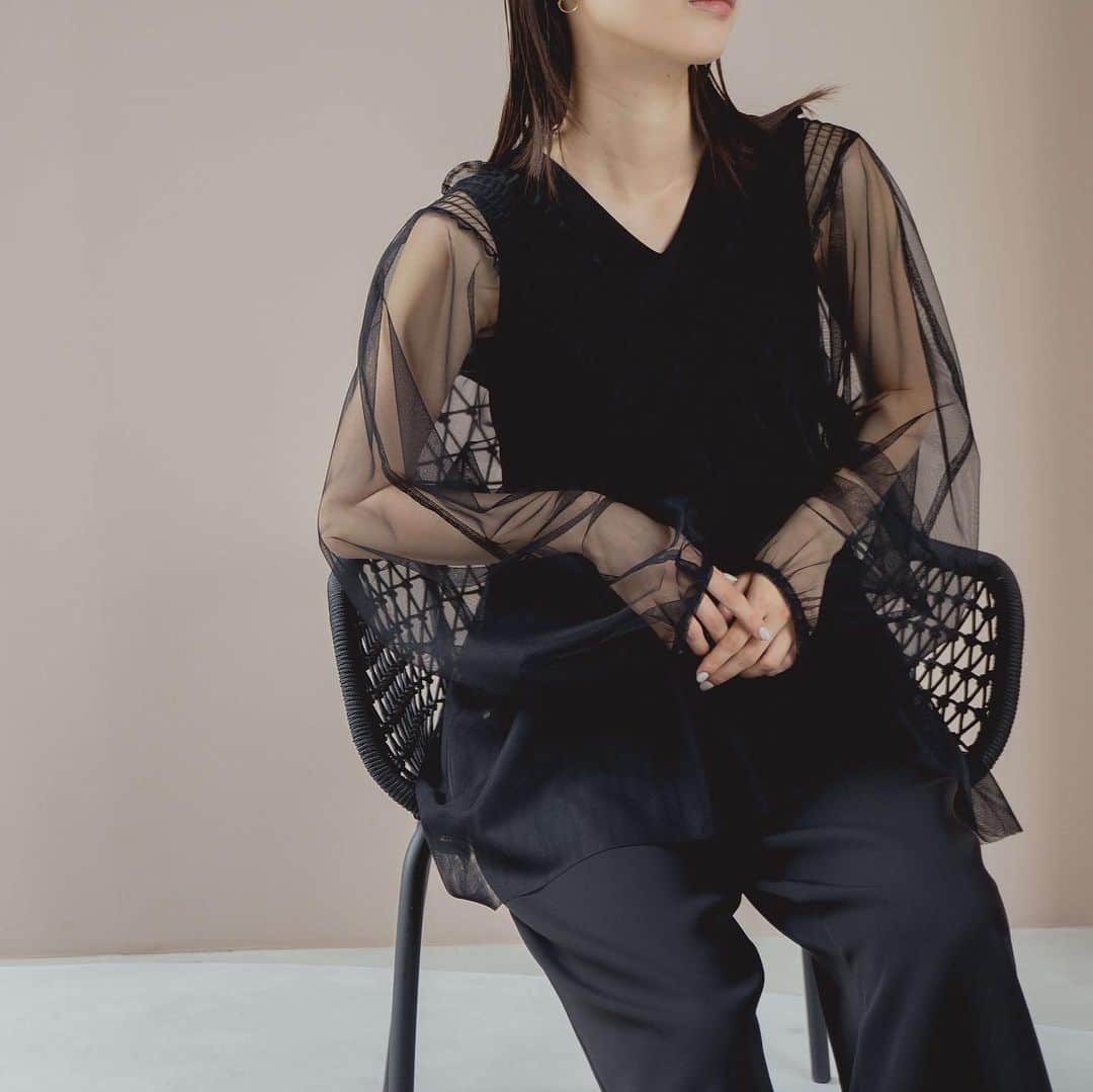 のインスタグラム：「- new -  🏷️Shirring tulle all-in-one / シャーリングチュールオールインワン_No.100898 ▪︎color : black ▪︎size : 34 / 36 / 38 ▪︎model : 160cm ( size34 )  胸元にシャーリング加工を施し、チュールをふんだんに使用したブラウスと、Vネックのシンプルなオールインワンのセットアップ。  どちらも単体でも着用可能で、着回しアイテムとしても優秀な1品です。  coordinate＿＿＿＿＿＿＿＿＿＿＿＿＿＿＿＿＿＿＿  🏷️All pearl bag / オールパールバッグ_No.040113 ▪︎color : off white / black ▪︎size : FREE  🏷️pointed flat pumps /  ポインテッドフラットパンプス_No.050015 ▪︎color : silver / dark gray ▪︎size : 35 / 36 / 37 / 38 / 39  🏷️ Round pearl ear cuff / ラウンドパールイヤーカフ_No.031786 ▪︎color : gold ▪︎size : FREE  #kaene #occasiondress」