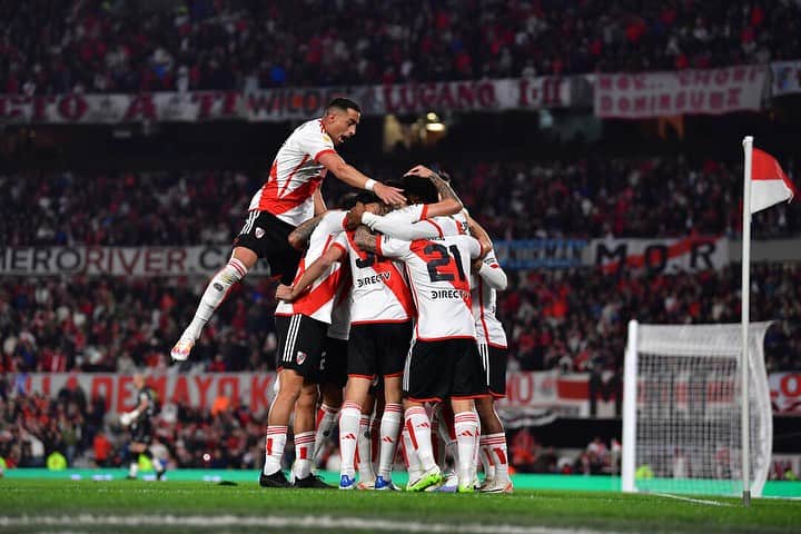 ロヘリオ・フネス・モリのインスタグラム：「Gran victoria en casa!!! +3❤️💪🏽🙏🏽 VAMOR RIVER!!!🤍❤️🤍⚽️」