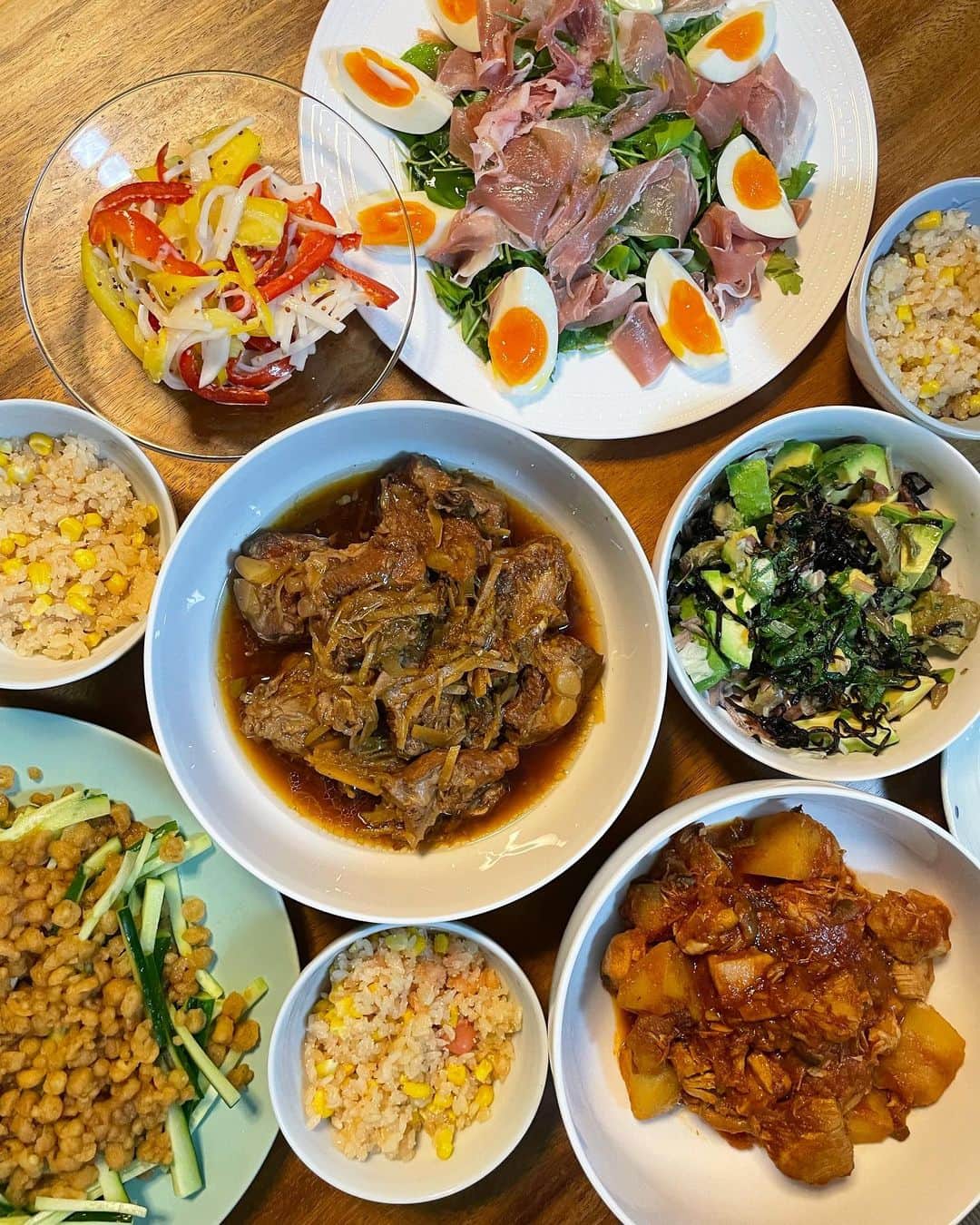 西野未姫のインスタグラム：「お友達が遊びにきた時にけーと作った手作りご飯😆❤️  【みー作】 ・生ハムサラダ ・パプリカと大根のマリネ ・アボカドと薬味の塩昆布和え ・胸肉とトマト煮  【けー作】 ・豚軟骨のコーラ煮 ・たらことうもろこしご飯 ・きゅうりと天かすサラダ  #手作りご飯 #パーティー #やっぱりけーが作る方が美味しくて人気 #味が濃くてパンチがある味 #私のはいつも何かが足りない笑 #もっと美味しいご飯作れるようになりたい」