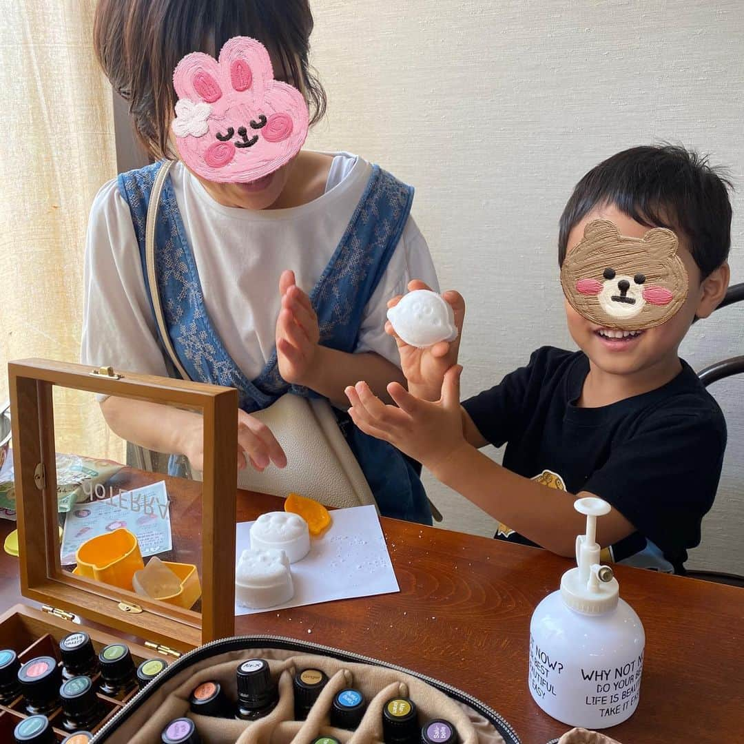 大西蘭のインスタグラム：「Instagramでのお問い合わせも多いワークショップの様子をご紹介します😊  7月から開催している、婦中町にあるカフェ「BEANS」さんでのアロマクラフトワークショップ🌿  エッセンシャルオイルを使って、 ロールオン、アロマスプレー、バスボムを作ることができます😆  たくさんのエッセンシャルオイルをご用意しているので その中からお好きな香りを選んでもいいですし、 エッセンシャルオイルの辞典を見て、自分のお悩みにあった香りをチョイスしてもOKです🙆🏻‍♀️  色んな香りを嗅いで好きな香りが見つかると、みなさん笑顔になるので、その様子を見ると私も嬉しくなります😌  バスボムはお子様に人気で、リピーターさんも多いです🌸  次回は11月開催予定なので、ぜひ気軽に遊びにきてくださいね♬  #富山カフェ #アロマクラフト #アロマ体験会 #ドテラエッセンシャルオイル #富山イベント情報 #富山ワークショップ #エッセンシャルオイル #富山市イベント #富山イベント #PR」