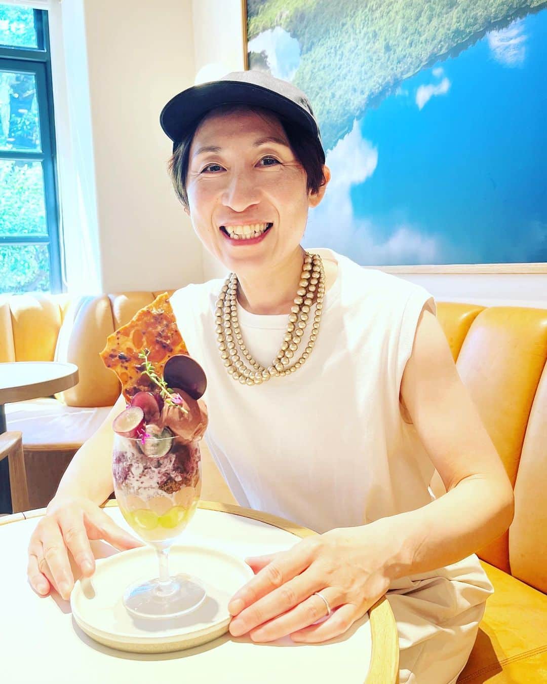 梅津有希子のインスタグラム：「3連休ラスト。暑すぎるので、ノースリーブで夏を満喫するしかない。  というわけで、中目黒のショコラ専門店「green bean to bar」の、美しき巨峰&シャインマスカット。  カカオニブのフロランタン、タンザニア産チョコレートのソルベ、ミルクジェラート、生姜のパンナコッタ、巨峰と大葉のグラニテ、カカオショートブレット、ショコラシャンティー、カカオパルプのゼリーなど盛りだくさんの構成。  おおおおいしい〜❤️ 複雑な構成で大満足✨  さすが専門店、チョコレートの上質さが素晴らしい👏  あーーー、いい連休の締めくくりになった。  シャインマスカットばかり食べてると、巨峰の濃厚な甘さがしみるね！ そうだ。子どもの頃は、ぶどうといえば巨峰かデラウェアだった🍇  おいしかった〜。  また来る！  #パフェ #中目黒 #東京カフェ #ショコラティエ」
