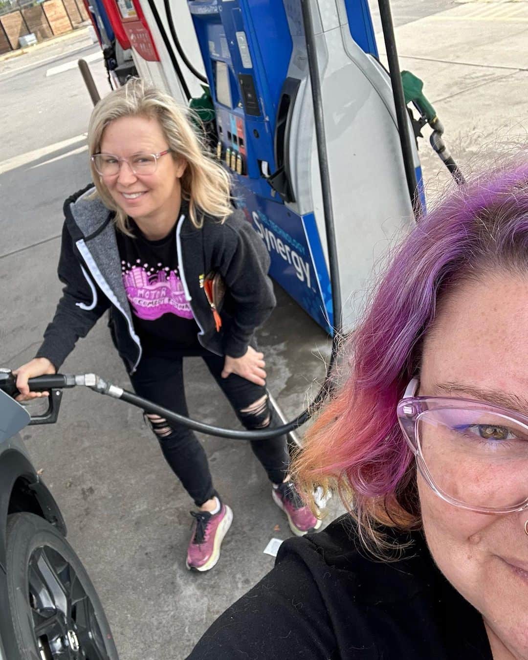 メアリー・リン・ライスカブのインスタグラム：「Come see me on the road, I might pump your gas! marylynnmarylynn.com for tic NY CITY WINERY, BETHSEDA THEATER, OFF BROADWAY LEXINGTON 😂 🎤 #comic #jokes #standuplive」