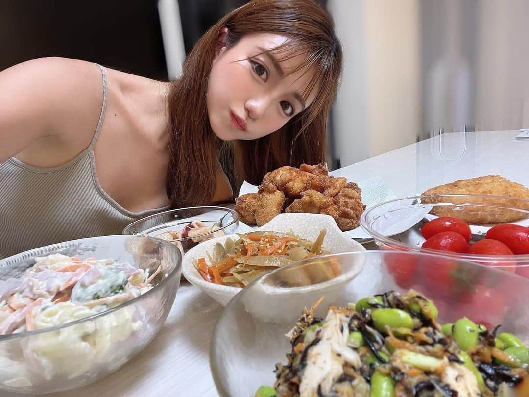 泉千尋のインスタグラム：「・  久々に自宅で揚げ物しました🍗  普段は食べないようにしてるけど、 この日のメニューは 葉野菜不足と脂肪過多です❗️笑  ・イカとホタテとパプリカのマリネ ・枝豆とひじきと人参のサラダ ・きんぴらごぼう ・鶏の唐揚げ ・マカロニサラダ ・甘いトマト ・シャインマスカット  シャインマスカットが好きすぎる🫶  ・ ・ ・  #おうちごはん#手作りごはん #自己満#揚げ物#唐揚げ#自宅飯#シャインマスカット#きんぴらごぼう #自炊 #たまにしかしませんが」