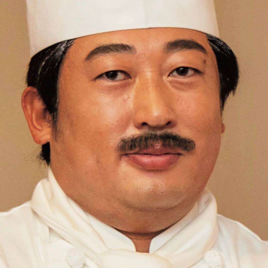 クリエイターズ・ファイル公式（ロバート秋山）さんのインスタグラム写真 - (クリエイターズ・ファイル公式（ロバート秋山）Instagram)「9月18日はカップヌードル発売の日。  日本で唯一の七つ星ホテル「カンペリーザホテル」のメインレストランで、大人気デラックスビュッフェをはじめ、個性的な創作料理を作り出す総料理長の白刀康夫。  特にデザートが人気だというレストラン。 祖母の家にある独特な硬いゼリー。噛んだら前歯2本の歯形がバレるのも醍醐味で「祖母歯形バレゼリー」と呼ばれているのも有名な話。  では、そのレストランの名前は何でしょう?!  答えは明日の投稿の最後で! ※昨日のクイズの答え→「#ヂョコミント」  #クリエイターズファイル #白刀康夫 #レストラン #ホテル #料理長 #クリエイター #クリエイティブ #写真日記 #日記 #記念日 #ダイアリー #クイズ #サプライズ #netflix #毎日投稿 #ロバート秋山 #お笑い好き」9月18日 12時33分 - creatorsfile_officialgoods