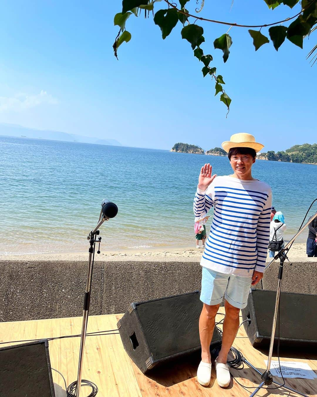 カジヒデキさんのインスタグラム写真 - (カジヒデキInstagram)「昨日9/17(日)は香川県直島で開催された島フェスの2日目に出演しました✨❄️コロナ禍のオンラインフェスも含めると4年連続。ただ昨年は僕やおとぎ話が出る予定だった2日目は台風の影響で中止に、、。なので今年はその分も大爆発しました🔥ステージの目の前がビーチと言う最高なロケーションの中、おとぎ話+堀江博久君と最高のメンバーでものスゴく楽しいライブが出来て感無量です✨灼熱の太陽の下、笑顔で見て下さった皆さん、本当にありがとうございました！！主催の丸尾さんやスタッフの皆さんに感謝です。また来年もお会い出来たら嬉しいです🌈ありがとうございました！ 最後に堀江くん、おとぎ話のみなさん、本当にお疲れ様でした！！ありがとうございました。2023年の僕の夏はこれにて終了です🍀感謝。  #カジヒデキ #堀江博久 #おとぎ話  #島フェス #shimafes #直島 #香川県」9月18日 12時33分 - hideki_kaji