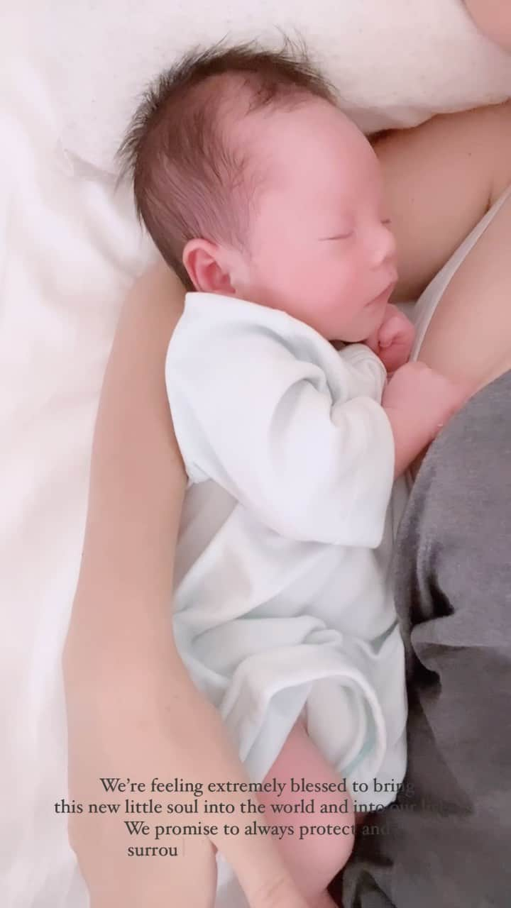 Hiroe Hiranoのインスタグラム：「We’re feeling extremely blessed to bring this new little soul into the world and into our lives. We promise to always protect and surround him with love everyday.   朝の授乳やおむつ替えを終えて、リラックスTIME。  後ろには夫がハグしてくれてる✨ ２人とも気持ちよさそうに、寝てて。 妊婦の時に、このイメージをしてて。  こんな小さな日常に豊かさって散らばっているんだよね🌱  それをキャッチするのも心次第。  《今》この瞬間を感じております💎  まさにマインドフルネス🧘  毎日のようにギフトが届きます。  ありがとう✨ ソーマは、幸せ者だね✨ UKからも🇬🇧昨日は、アメリカ、ハワイから🩵  涼しくなってきたテラスで、お茶TIME🫖 葉山に戻り、ホントよく眠ってます💤  ⁡#mywellbeing #マイウェルビーイング #family #家族　#アクティブバース #life #love #ハーフベイビー #国際結婚 #rainbowbaby #🌈　#レインボーベイビー」