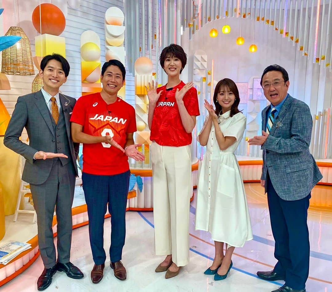 酒主義久のインスタグラム：「今日のめざましテレビに“プリンセスメグ”栗原恵さんが！！  朝早くからありがとうございました😆  #フジテレビ #めざましテレビ #栗原恵 さん #三宅正治 #生田竜聖 #井上清華 #酒主義久 #バレーボール #volleyball #w杯 #worldcup」