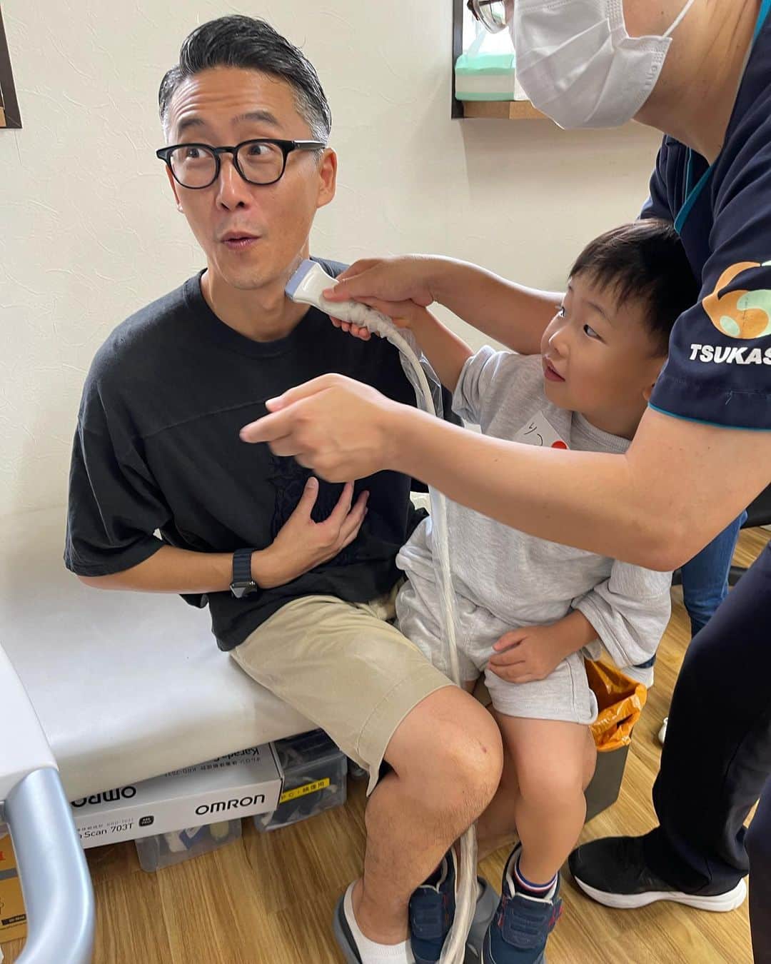 相沢礼子さんのインスタグラム写真 - (相沢礼子Instagram)「田中雅美 さん　@tanakamasami_official が患者様役でお子様がドクターとして、 軽動脈エコーのドクター体験をしているところです^ ^ なんて素敵なファミリー♡  プラークは、いかがだったでしょうか☺️？ プラークっていうドロドロが血管の中にたまると、脳梗塞とかになったりするそうで、この軽動脈エコーでは、何センチ何ミリ、プラークが蓄積しているか、またはしていないのか見ることができるそうです^ ^  雅美さんぜんぜんプラークなかったです^ ^ さすが世界の雅美さん🥹❤️  医療法人社団　医食動健 【つかさ内科ドクター体験会】 9月17日 (日） 10:00~12:00 に行われたドクター体験会実施項目は4項目でした^ ^  ①レントゲン ②頸動脈エコー ③血圧測定・聴診器 ④リハビリ(レッドコード）  また次回も開催される予定みたいです^ ^  @tsukasanaika_official  #つかさ内科 #つかさ内科ドクター体験会 #ドクター体験会  #centforce  #セントフォース #相沢礼子」9月18日 12時46分 - reikoaizawa828