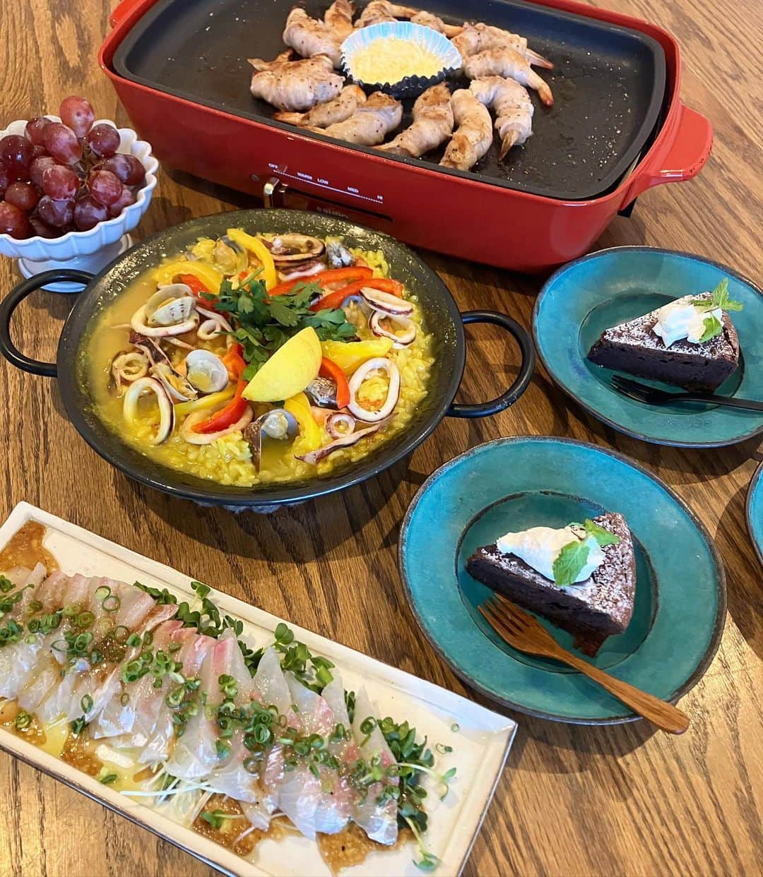 りんか & あんな（ツインガールズ）のインスタグラム：「サンキュー☺︎🎉 朝から2人が買い出しに行って作ってくれたよ😊 ガトーショコラも昨日焼いてくれたよ♡」
