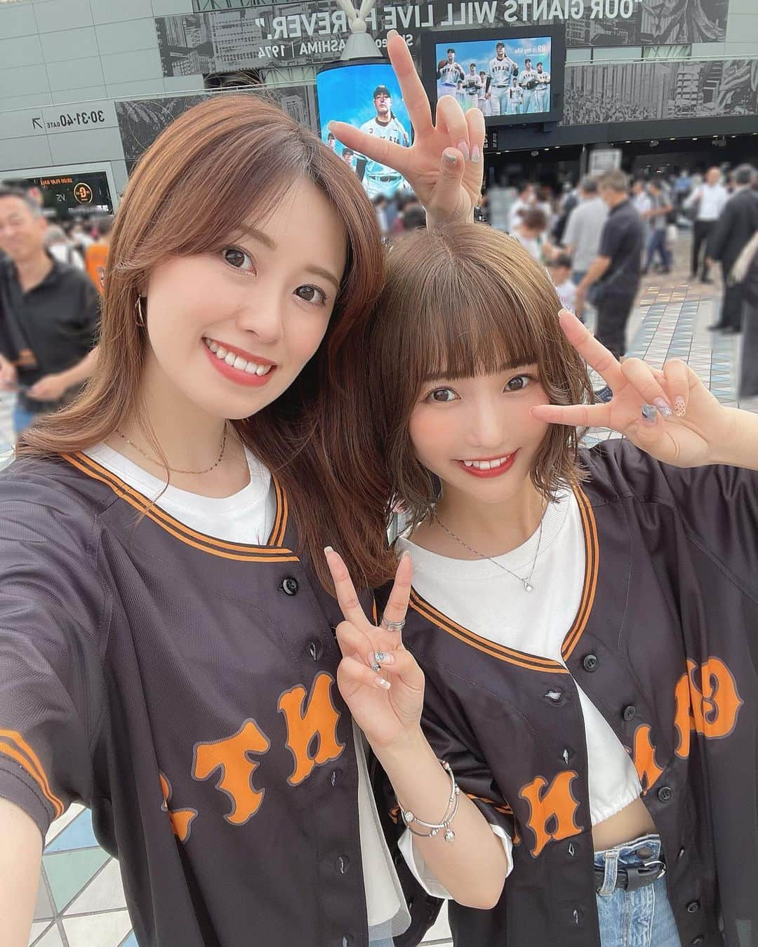 小林智絵さんのインスタグラム写真 - (小林智絵Instagram)「. . . . . . いつかの夏の思い出⚾️🖤 . . . 黒のユニフォーム可愛い〜っ🖤✨ . . . スポーツっていいよね!!!! . . パワー貰える💪🔥 . . . . . . #野球女子 #野球観戦 #野球 #野球応援 #巨人 #巨人戦 #ジャイアンツ #ジャイアンツ女子 #スポーツ女子 #スポーツ観戦 #ボブ #ボブアレンジ #ボブヘアアレンジ #イエベ #イエベメイク #イエベ秋 #イエベ秋メイク #カジュアルコーデ #ジーンズコーデ #ジーパン #低身長コーデ #年齢逆行アイドル」9月18日 12時41分 - kobayashichie_1012