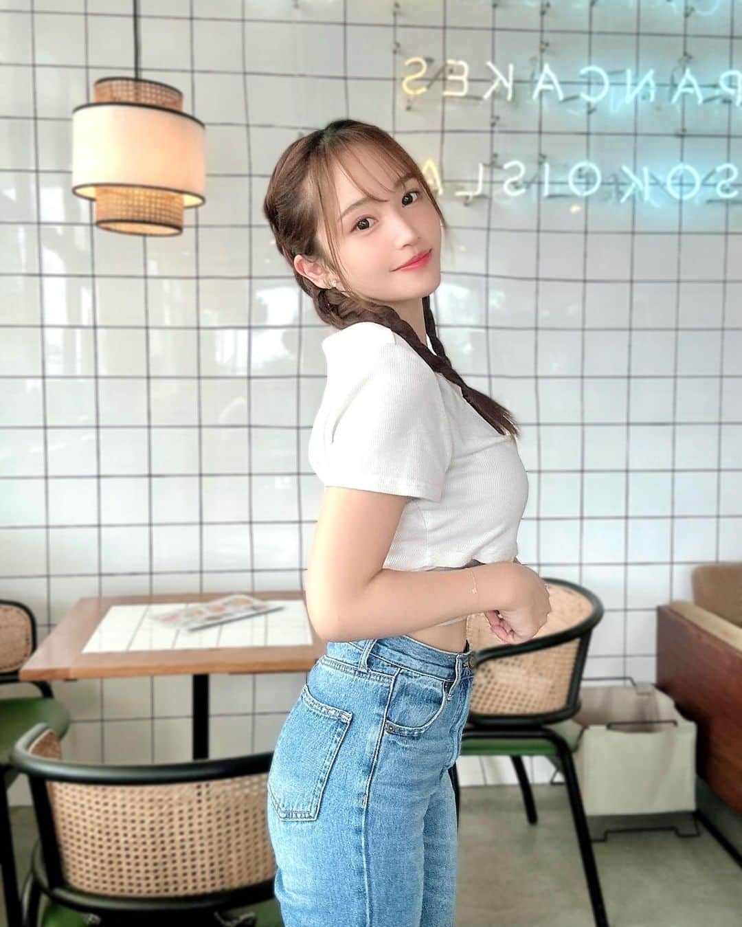 ぷーちゃんのインスタグラム：「🐶🍯  みんな3連休何してるのー？？️☺️  写真は 瀬底島のおすすめカフェ☕*° 📍 tripcafeokinawa瀬底店  人気店でパンケーキ出てくるまでちょっと待つけど 美味しいからおすすめ🥰  パンケーキはふわっふわで、 ご飯プレートの卵とかカリカリポテト美味しかった♡  甘いプレートもいいけど、 多分甘すぎて全部食べれへんから ご飯プレートが私はおすすめ🫶  店内もテラス席も可愛かったな🤍🫧  写真映えする📸  #沖縄#沖縄旅行 #瀬底島#沖縄グルメ #沖縄カフェ」