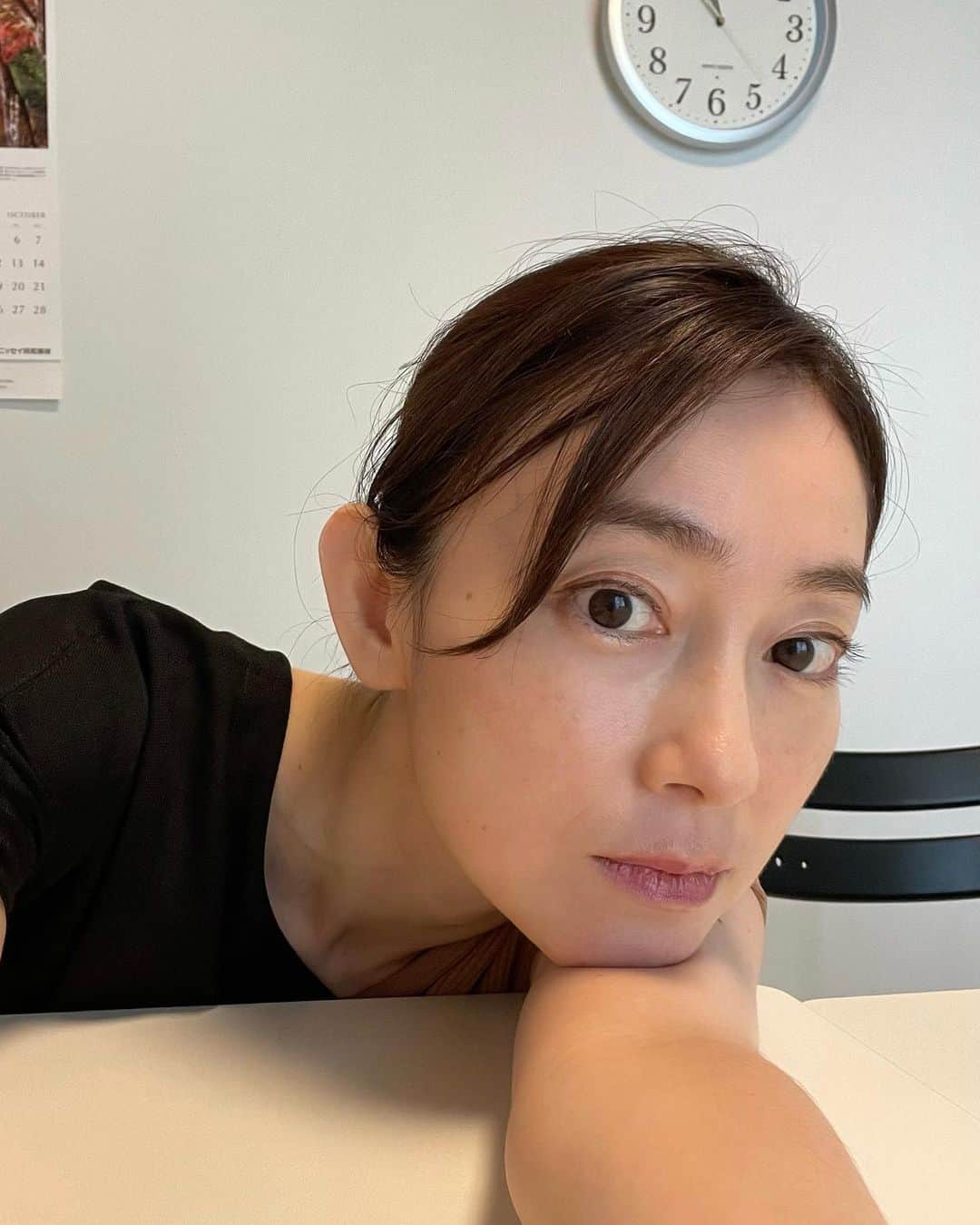 小橋めぐみのインスタグラム：「お久しぶりな人たちと、温かい現場でした。 今年は現場での再会が多くて、嬉しい。  にしても、秋暑し。 スタッフの方が渡してくださる 冷たい麦茶の美味しいこと！」