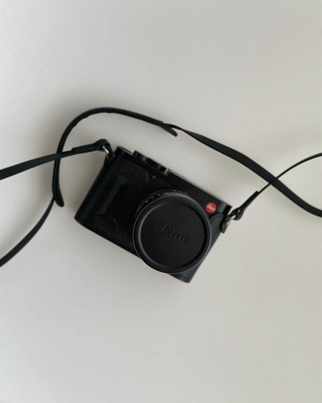 璇璇さんのインスタグラム写真 - (璇璇Instagram)「我的徠卡Leica Q3 —2023.9.18  今日份開心📷 從六月排隊等到現在， 整整三個月～～～ 心心念念終於到手了！ 真的必須發文紀念一下， 未徠日子 多多關照🤍  雖然Q3是定焦鏡頭， 但攝影真的是一個超大坑， 感謝家人總是全力支持我想做的事， 「你就朝你的目標認真學習，去做想做的事！」  支持這個力量真的很大， 沒有誰對誰好是應該的， 被疼愛疼滿滿♥️  -  感謝日光徠卡服務真的非常仔細， 老闆娘非常熱心跟有耐心的講解🫶🏻 對相機還非常不熟悉的我， 就坐在那好幾個小時， 一個個問功能怎麼用🥹  -  希望配件們早日到貨～～～  #LeicaQ3 #XuanQ3」9月18日 12時54分 - xuanxuantw