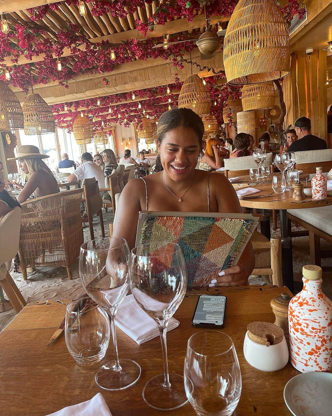 のインスタグラム：「Can we spend the next 100 years together?!?! I love you babe happy birthday 🤎🤎 Comment below if we have a deal👀 @sincerelyymariah」