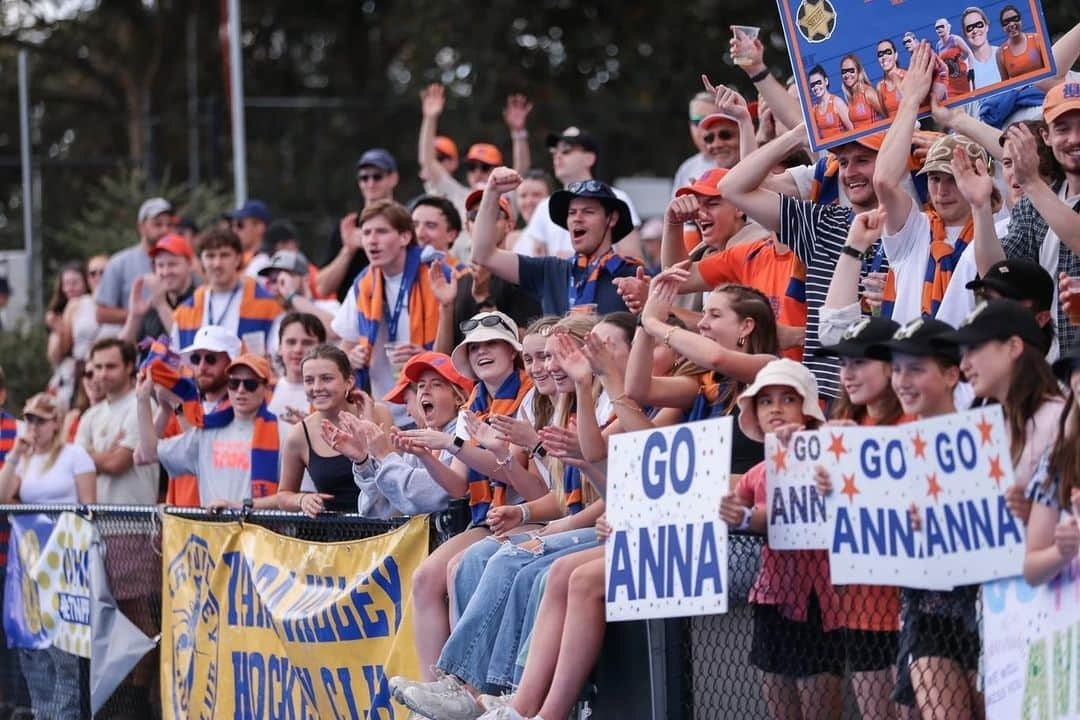 湯田葉月さんのインスタグラム写真 - (湯田葉月Instagram)「🎖️✨PREMIERS🏆 最高！Incredibly proud! I love this tangerine and blue team🧡💙 Special season with @camberwellhockeyclub  family. Thanks to everyone involved.」9月18日 18時24分 - yudahazuki