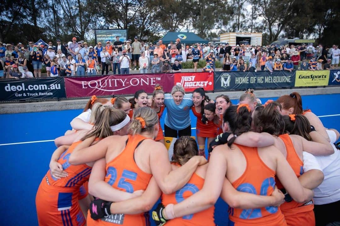 湯田葉月さんのインスタグラム写真 - (湯田葉月Instagram)「🎖️✨PREMIERS🏆 最高！Incredibly proud! I love this tangerine and blue team🧡💙 Special season with @camberwellhockeyclub  family. Thanks to everyone involved.」9月18日 18時24分 - yudahazuki