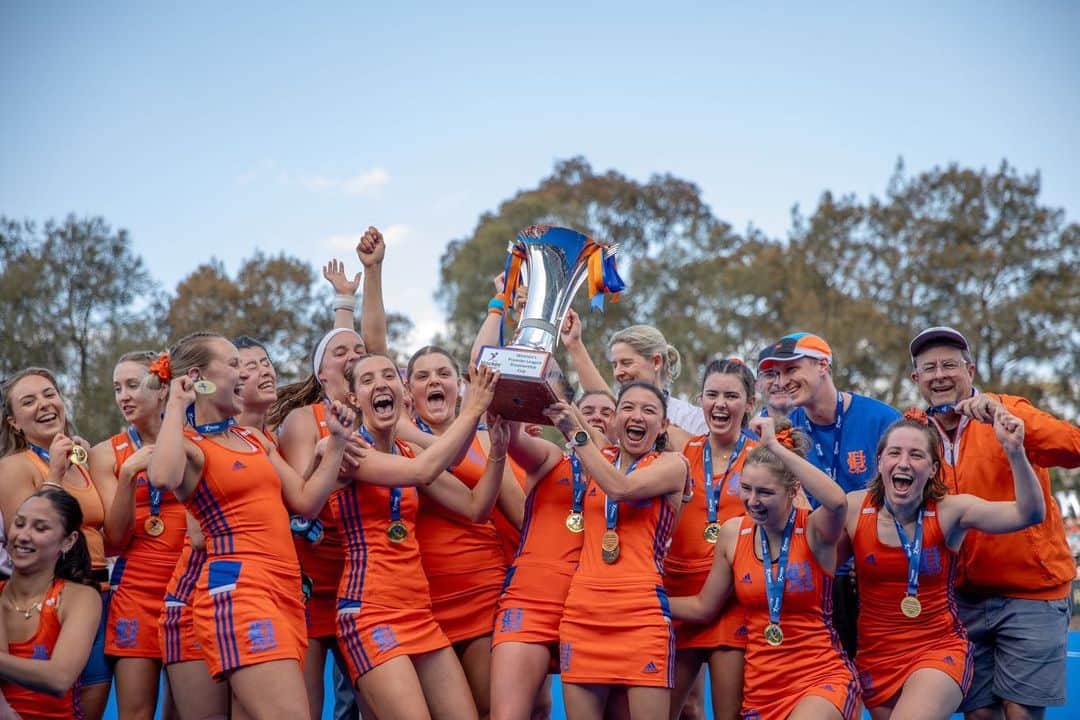 湯田葉月のインスタグラム：「🎖️✨PREMIERS🏆 最高！Incredibly proud! I love this tangerine and blue team🧡💙 Special season with @camberwellhockeyclub  family. Thanks to everyone involved.」