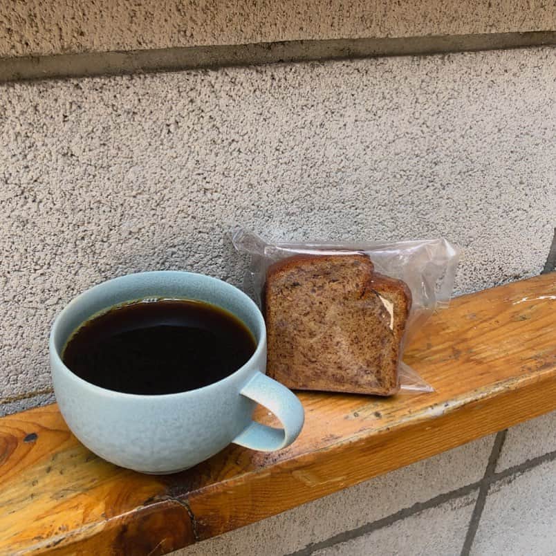 のインスタグラム：「【ABOUT LIFE COFFEE BREWERS 道玄坂】  当店で人気のバナナブレッドはホットコーヒーとの相性も抜群です🍌  バナナブレッドは古谷農産の無農薬小麦粉、国産菜種油、きび糖、卵、重曹とシンプルな材料で作られていて、体にも優しくおすすめですよ💡  🚴dogenzaka shop 9:00-18:00(Weekday) 11:00-18:00(Weekends and Holiday) 🌿shibuya 1chome shop 8:00-18:00  #aboutlifecoffeebrewers #aboutlifecoffeerewersshibuya #aboutlifecoffee #onibuscoffee #specialtycoffee #tokyocoffee #tokyocafe #shibuya」