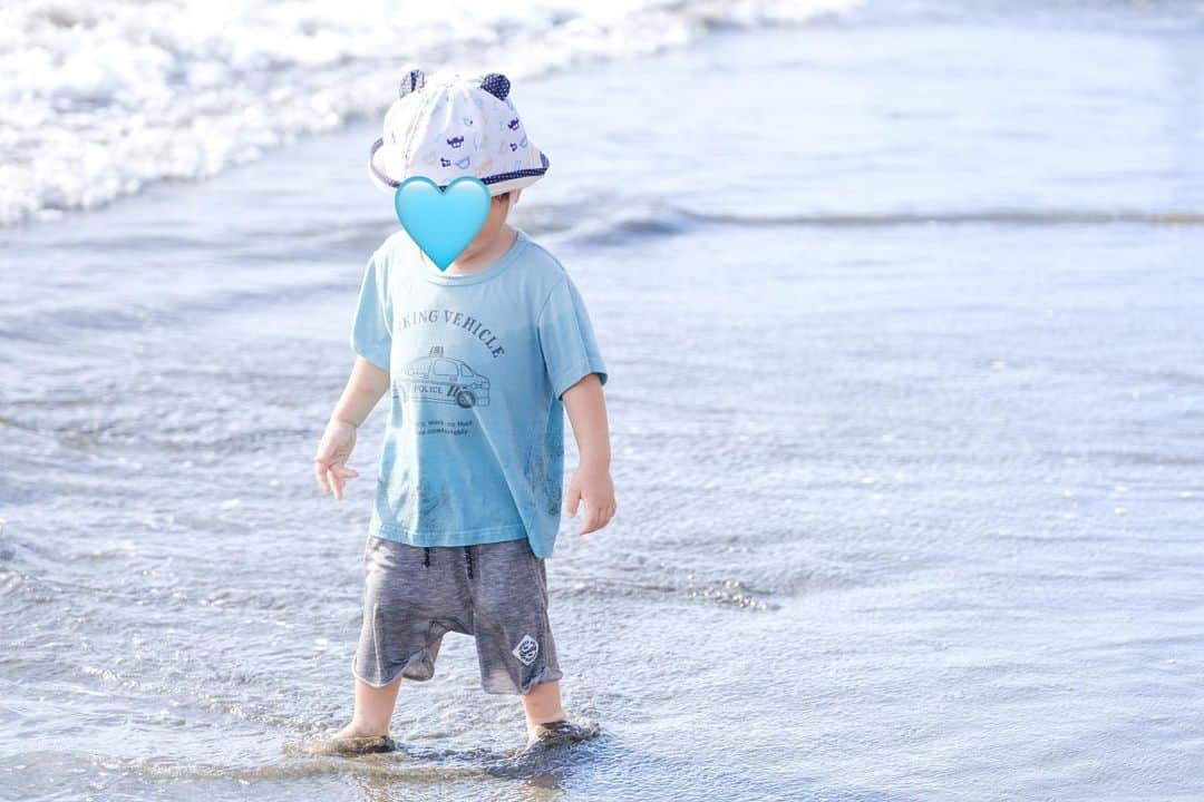 菊池真以さんのインスタグラム写真 - (菊池真以Instagram)「夏の思い出☀️🏖️  2歳になったばかりの息子がざぶざぶ入っていって、大爆笑してたよ😂 娘が小さいときは怖がって海には少しも近づかなかったのに。 姉弟でも全然、性格が違う〜😂🫶  #君と見つけた四季」9月18日 12時56分 - mai_sorairo