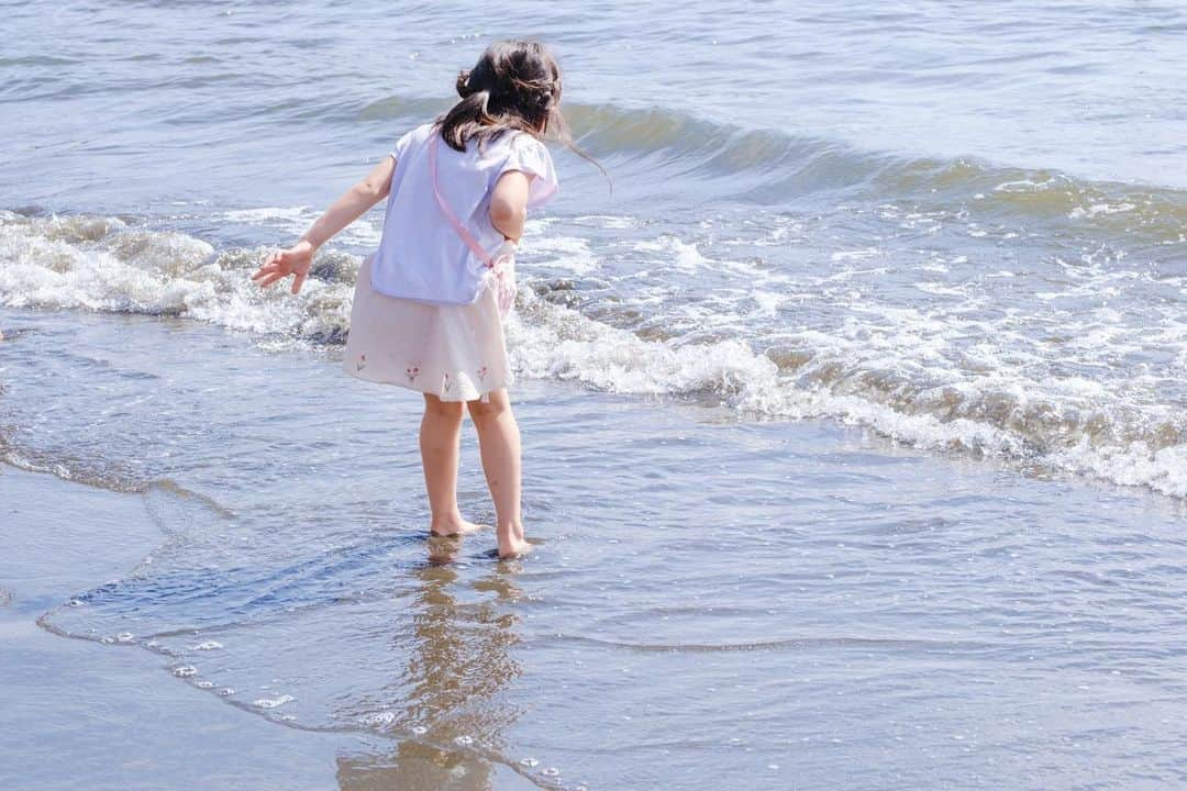 菊池真以さんのインスタグラム写真 - (菊池真以Instagram)「夏の思い出☀️🏖️  2歳になったばかりの息子がざぶざぶ入っていって、大爆笑してたよ😂 娘が小さいときは怖がって海には少しも近づかなかったのに。 姉弟でも全然、性格が違う〜😂🫶  #君と見つけた四季」9月18日 12時56分 - mai_sorairo