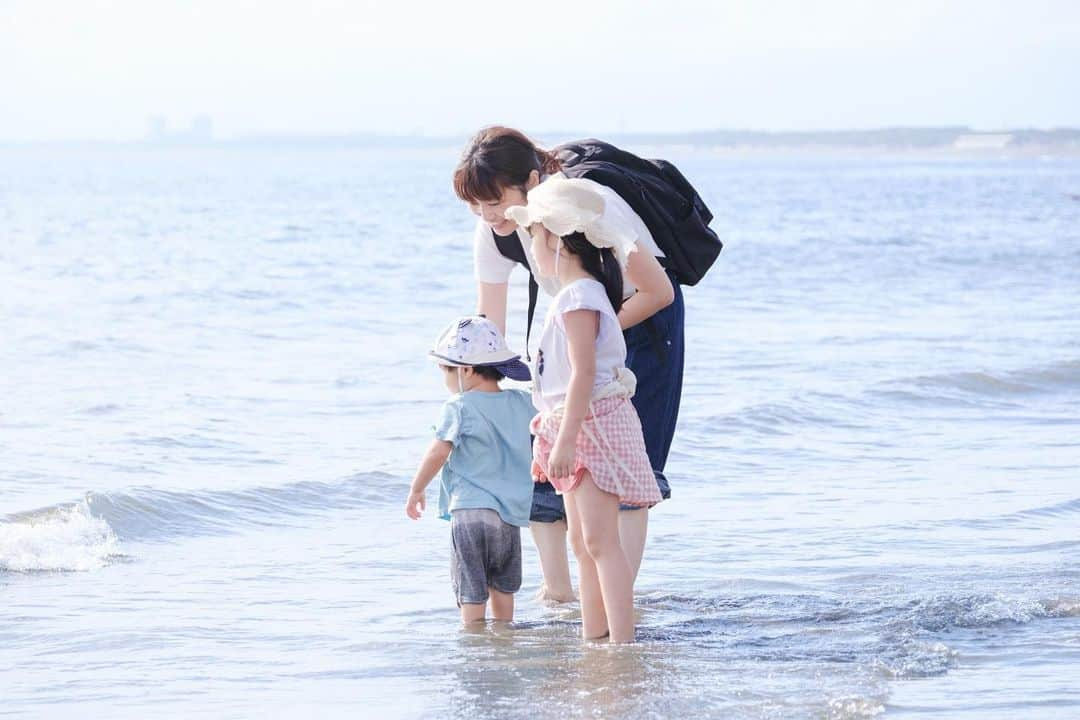 菊池真以のインスタグラム：「夏の思い出☀️🏖️  2歳になったばかりの息子がざぶざぶ入っていって、大爆笑してたよ😂 娘が小さいときは怖がって海には少しも近づかなかったのに。 姉弟でも全然、性格が違う〜😂🫶  #君と見つけた四季」