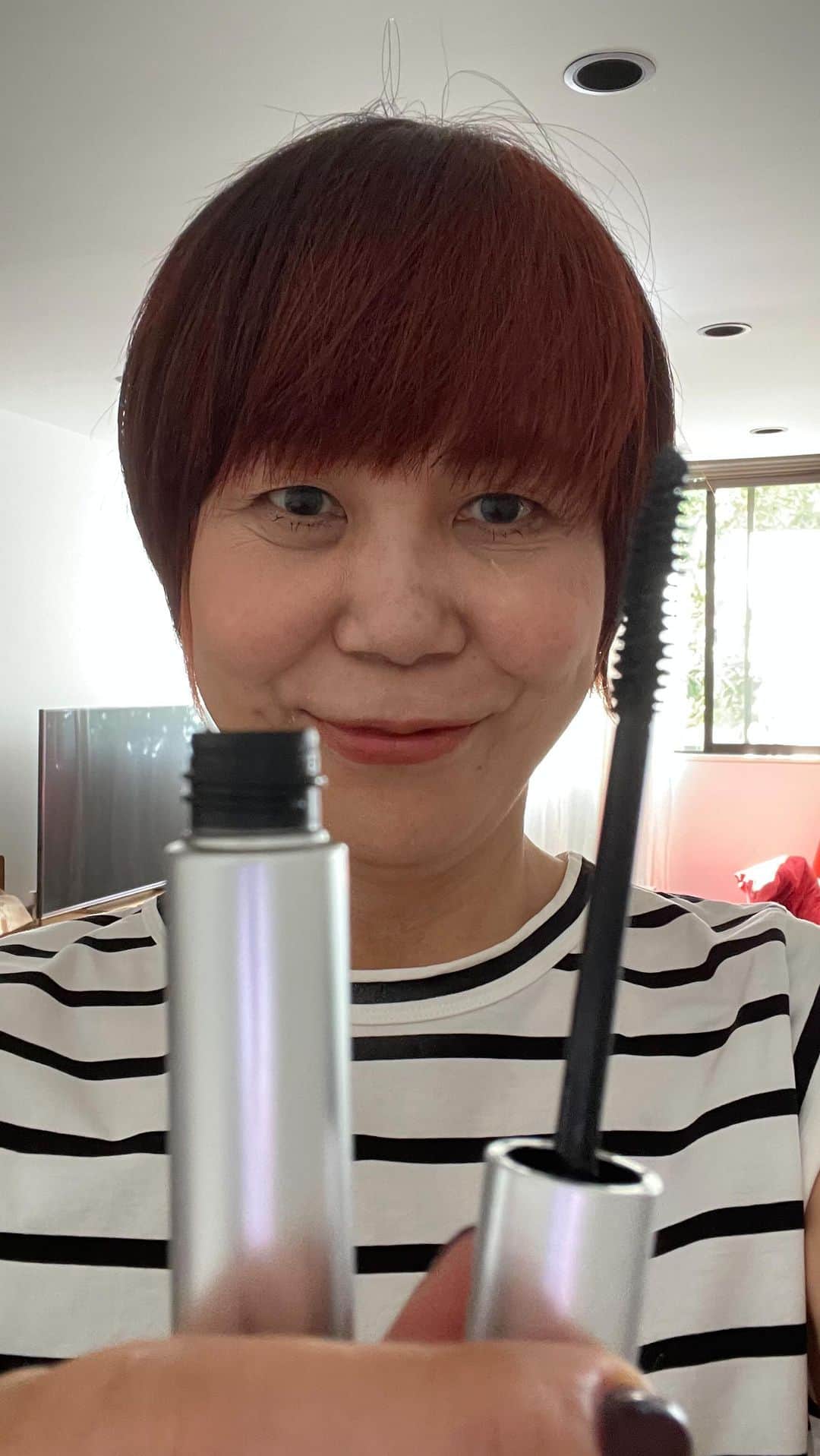 のインスタグラム：「毎日BEAUTY LIVE  2023/9/17  ちょっと早めの10分間の毎日Beauty Live です✨  今日のお題《マスカラ使い》  マスカラベースの代わりに、マスカラのチョイづけをアイメイクの一番最初ににやってます。 ビューラーでカールして薄く軽くマスカラをサッと塗っとくの。 で、最後にちゃんと塗る。重ねづけしやすいです👍🏻  #毎日ビューティライブ  #山本浩未 #ヤマモトヒロミ #メイクの白黒赤 #ちょっとの手間できれいが違う #おとな美容 #きれいは力  #きれいに終わりはない #たるみはメイクでなくせます」