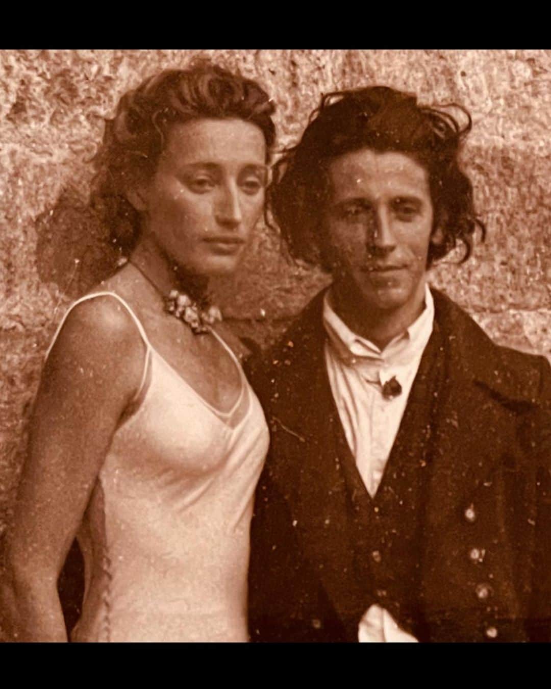 のインスタグラム：「Bon anniversaire marie sophie a ton mariage et au Maroc 🇲🇦 🙏🏻du sac de plastic de films oubliés ! Juste développé ! et ce moment de belle complicité Avec peter qui nous manque tellement @fruitbat2000 🦇🦇🦇🧷@therealpeterlindbergh 🙏🏻❤️18 septembre 2023  happy birthday 🦇🦇🦇🦇🦇🦇🦇🦇🦇🦇🦇🦇🦇🦇🦇🧷00:00 #newyork」