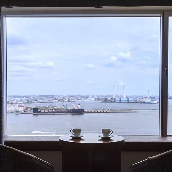 ヨコハマ グランド インターコンチネンタル ホテルさんのインスタグラム写真 - (ヨコハマ グランド インターコンチネンタル ホテルInstagram)「客室からはベイブリッジをはじめとする横浜港を眼下に望む景色をご覧いただけます。大きな窓に広がる絶景がくつろぎのひとときを演出いたします🌤  #ヨコハマグランドインターコンチネンタルホテル #ハーバービュー #ベイビュー #海が見える客室 #横浜 #みなとみらい #横浜ホテル #みなとみらいホテル #インターコンチネンタル横浜 #intercontinentalyokohamagrand」9月18日 13時00分 - intercontinentalyokohamagrand