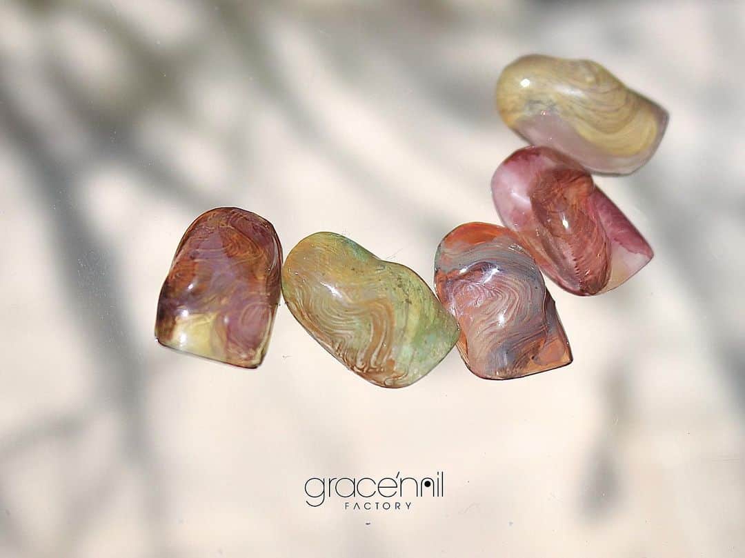 のインスタグラム：「new  神聖なDIVAを感じるdesign  #デザインコースgnf  @gracenailfactory_rikako   ______________________ 《grace'nail factoryのこだわり》  ✔︎design policy ネイルは一番身近な芸術 お客様の満足、感動、好奇心を満たす、オリジナルアートのクリエイションにつとめております  ✔︎育爪policy お爪本来の力を育つよう 丁寧なケア、爪質改善のためのアプローチを行なっています  ・アセトン不使用（当店オフの場合」 ・フィルイン ・ウォーターケア付き ・お爪周りの角質ケア  お爪の健康を大切にしていきたい方 、爪質改善を求めている方、ジェルネイルの持ちを良くしたい方に 喜ばれています  ✔︎おもてなしpolicy お客様が【ここへ来たら元気になれる】と喜んでいただけるような〝心〟ある空間づくりを大切にしています  ✔︎エシカルへの取り組み 人への影響だけではなく、地球環境に配慮した良質な商材選びにこだわっています  ——  @gracenailfactory   大阪市西区南堀江1-21-9 南堀江ビル2階  ☞堀江公園のすぐそば ☞レンガ色の入り口  定休日/木曜日 平日10:00-18:30（最終受付） 土日祝11:00-18:30（最終受付）  #堀江ネイル　#マグネットネイル大阪 #大阪ネイルサロン #ウォーターケアのあるサロン  #育爪ネイルサロン  #フィルイン大阪 #個性派ネイル大阪 #カジュアルネイル大阪 #南堀江ネイルサロン #堀江ネイル #ニュアンスネイル大阪  #フットネイル大阪 #インクアート大阪  #ミラーネイル #大人カジュアルネイル #ネイリスト採用大阪 #巻き爪ケア大阪 #네일 #泡ネイル #バブルネイル #ネイリスト求人大阪 #秋ネイル #nail」