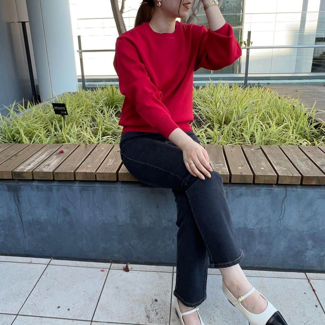 神戸レタス三宮店のインスタグラム：「. 【SAYAKAさんコラボ】のスウェットニットトップス🌟🧶  襟元は程よくゆとりがあるので、ヘアアレンジなどして頂くとよりスッキリ見えるトップスとなっております⭕️  🏷️C6329 ¥2,990 (taxin)  ▶︎▶︎▶︎STAFF かえで　161cm(姫路店)  #kobelettuce #神戸レタス #プチプラ #プチプラコーデ #レタジョ #カジュアル #綺麗めカジュアル　#大人ファッション #秋服 #ファッション #fashion #ootd #姫路 #aeonmall_toyokawa_topic」