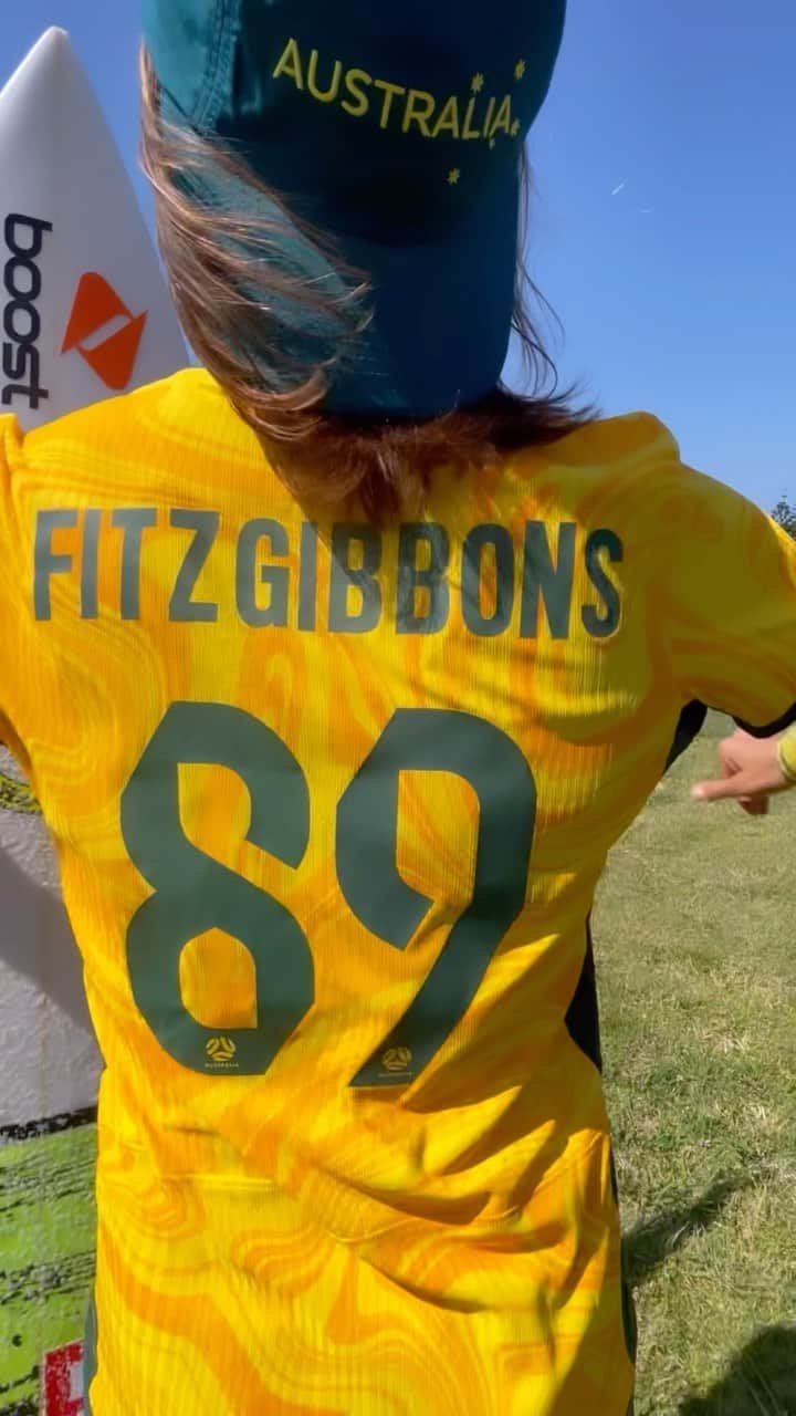 サリー・フィッツギボンズのインスタグラム：「What a way to cap off one of the most memorable Aussie sporting moments of all time… Thank you Tilliessss @matildas for my personalised #89 jersey and taking us on one epic ride 💚💛 #TilItsDone」