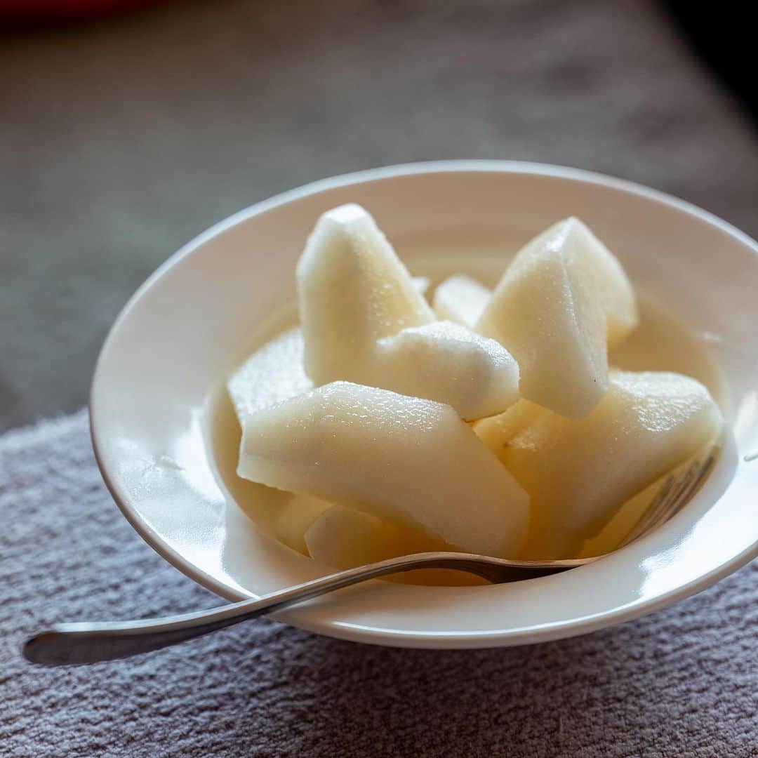 武井義明のインスタグラム：「二十世紀梨。いい名前だな。  The name of this pear is "20th Century Pear". At the end of the nineteenth century, it was named with the hope that it would be the king of the new century.  #leica_photos #leicaphoto #leicaphotography #leicasl #leicasl601 #foodphotography #foodphotographyandstyling」