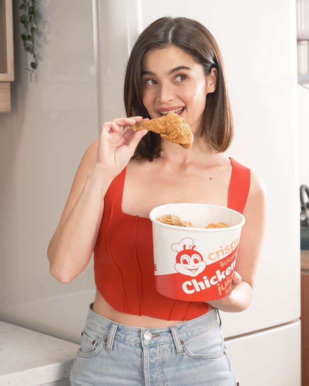 アン・カーティスのインスタグラム：「Nothing beats my favorite crispylicious, juicylicious Jollibee Chickenjoy! Definitely a ⭐️⭐️⭐️⭐️⭐️ rating for me. 💋 @jollibee   ASC No. J0065P082423J」