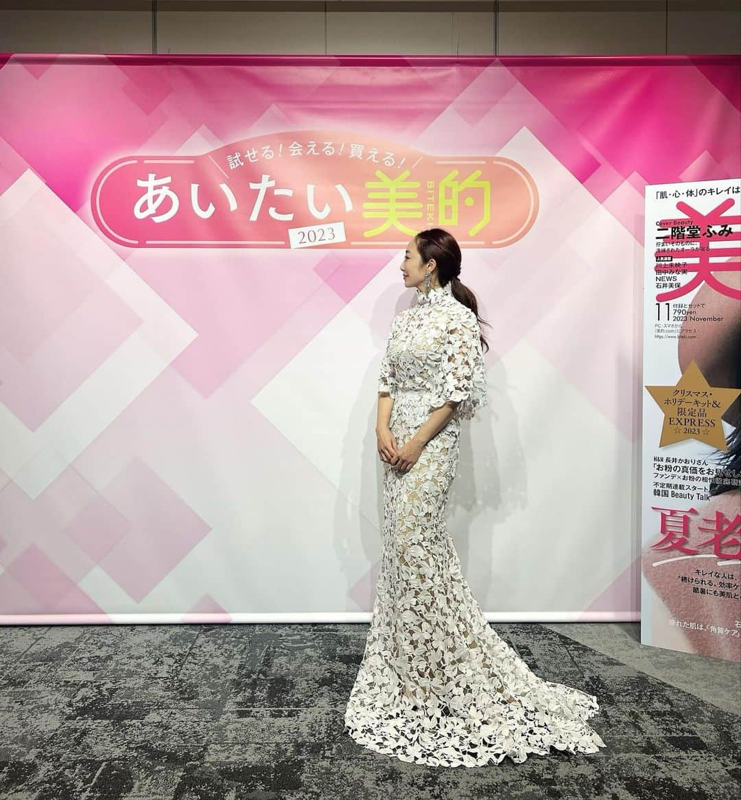 神崎恵さんのインスタグラム写真 - (神崎恵Instagram)「・ 美的のイベント 『あいたい美的2023』。 「スペシャルトークショー」と「神崎恵流 艶メイク実践講座」に出演しました。 スペシャルトークショーでは、 個人的にもとてもリスペクトしているメイクアップアーティストをシークレットゲストにお招きし、「美しさ」「艶」についてお話をさせていただきました。 革新的な目線と技。 今回も、学び多き。 そして、楽しかった！ 美容と笑い、最高です。 ご参加いただいたみなさんの笑顔、かわいかったなぁぁ。 ありがとうございました！ 「炊きたて」よ♡  メイクは全てSUQQU。 #suqqu ファンデーション　#ザファンデーション パウダー　#ザルースパウダー  アイ・ブラッシュ　20th アニバーサリー アイ ＆ ブラッシュ コンパクト102  リップ　20th アニバーサリー リップ キット　 白いドレスにはコンフォートリップフルイドフォグ111 黒いドレスにはシアーマットリップスティック115  @bitekicom  @suqqu_official  @zekikoyasuko  @unami_kudo」9月18日 13時06分 - megumi_kanzaki