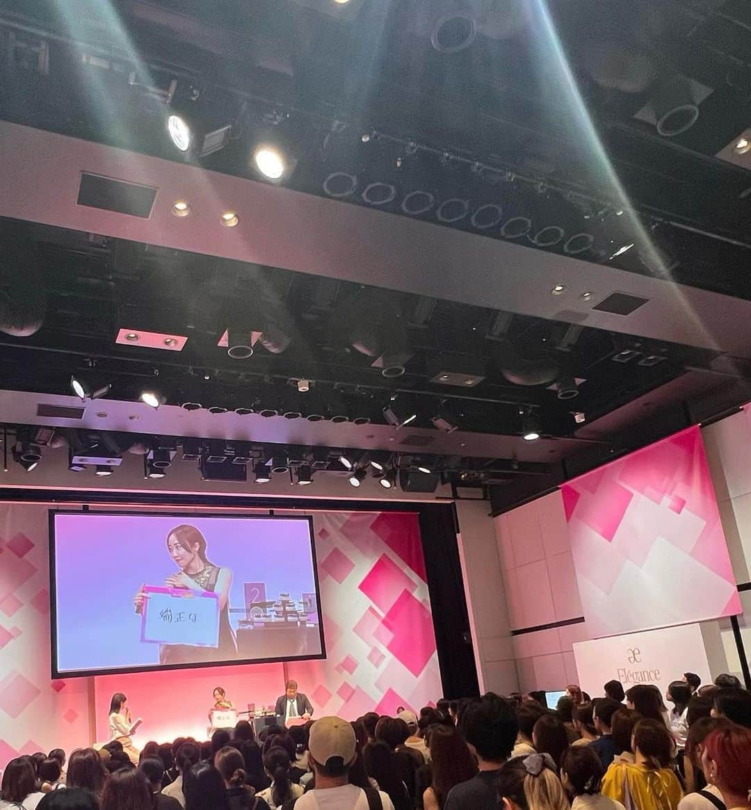 神崎恵のインスタグラム：「・ 美的のイベント 『あいたい美的2023』。 「スペシャルトークショー」と「神崎恵流 艶メイク実践講座」に出演しました。 スペシャルトークショーでは、 個人的にもとてもリスペクトしているメイクアップアーティストをシークレットゲストにお招きし、「美しさ」「艶」についてお話をさせていただきました。 革新的な目線と技。 今回も、学び多き。 そして、楽しかった！ 美容と笑い、最高です。 ご参加いただいたみなさんの笑顔、かわいかったなぁぁ。 ありがとうございました！ 「炊きたて」よ♡  メイクは全てSUQQU。 #suqqu ファンデーション　#ザファンデーション パウダー　#ザルースパウダー  アイ・ブラッシュ　20th アニバーサリー アイ ＆ ブラッシュ コンパクト102  リップ　20th アニバーサリー リップ キット　 白いドレスにはコンフォートリップフルイドフォグ111 黒いドレスにはシアーマットリップスティック115  @bitekicom  @suqqu_official  @zekikoyasuko  @unami_kudo」