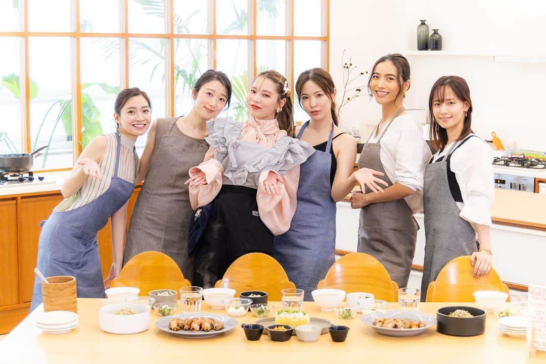 林田沙綾のインスタグラム：「⚪︎ #girlorlady  ３話も、ありがとうございました🥚🥚🥚  メンズチームが手料理を美味しそうに食べてくれて嬉しかったのと レディーチームの仲がさらに深まった素敵な日でした☺️  ふくちゃんが掛けてくれたブランケットと、あったかいカイロの優しさが嬉しかった🤝💞  #ガールオアレディ #abema」