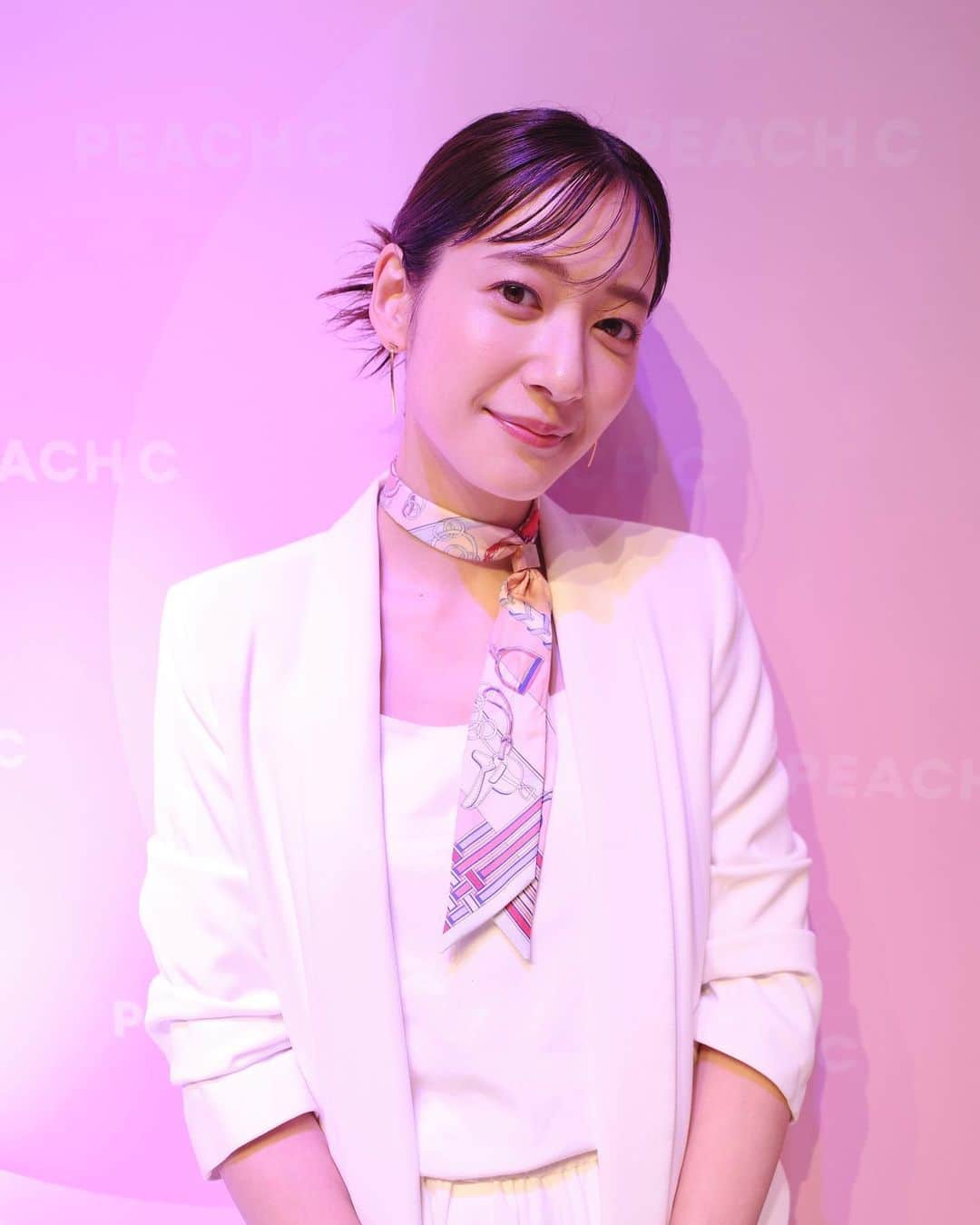 吉田明世のインスタグラム：「みなさま三連休いかがお過ごしですか🙋‍♀️ 今日はラジオの後、司会のお仕事🎤  PINKがかわいいイベントでした🩷  ヘアメイクは千葉さん😚 @hairmake_chibamariko   衣装は自前だったのですが、 こちらのジャケット、 10年くらい前にZARAで買ったものを 引っ張り出しました😂  この後15時から TOKYO FMで玉川徹さんとのスペシャル番組も放送されるのでぜひ聴いて下さい〜📻👂  #敬老の日 #子どもたちはサンシャイン水族館 #家族に感謝」