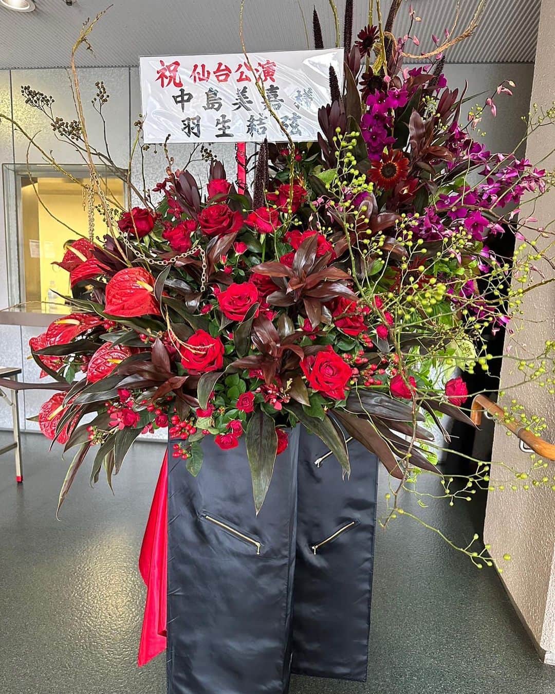 中島美嘉のインスタグラム：「. #羽生結弦 さん お花ありがとう ございます！ 細部まで #NANA ぽく お人柄が でてる、、、涙 素敵な方だ！」