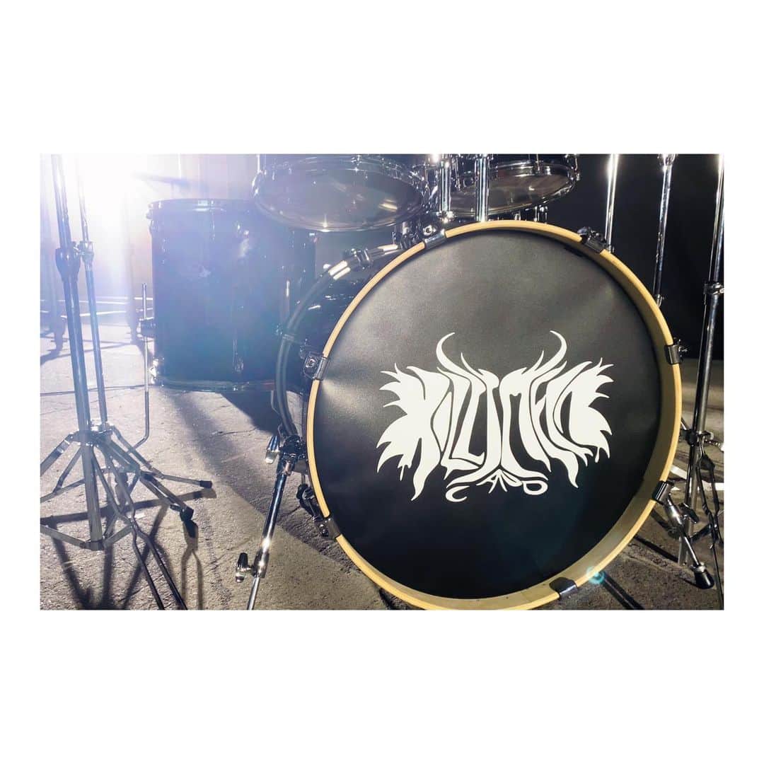 藤城リエのインスタグラム：「⁡ ⁡ ⁡ MV撮影時に撮ったドラムとロゴ。 ⁡ ファサファサした蝶々みたいで好き🦋🖤 ⁡ ⁡」