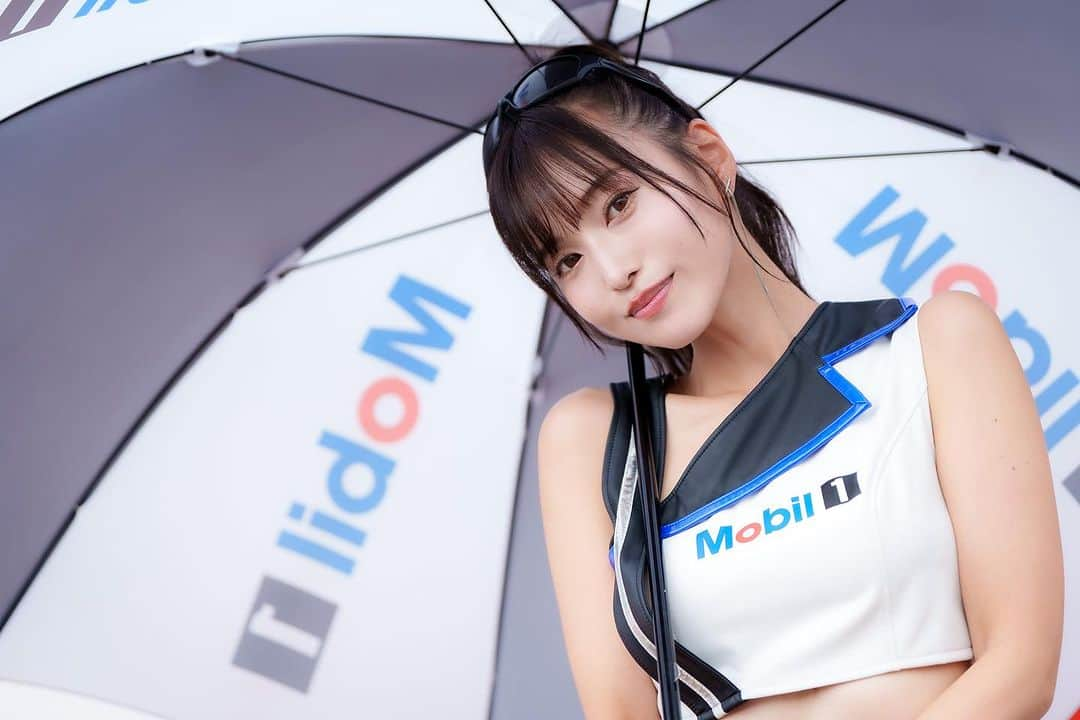 引地裕美のインスタグラム：「スーパーGT 第6戦 菅生🐮🫘  8号車 優勝🥇 1号車 4位でした🏁✨  赤旗が出る大クラッシュが起きるレースとなりました。 選手が一日も早く回復されることを願います。  GT菅生も会いに来てくれたみんなありがとう🤍🤍🤍 PCCJの同時開催が終わり、少し時間に余裕が出来たのでみんなとお話しする時間もあって楽しかった🐕🎶  PWやグリットで話しかけてくれたみんなもありがとう☺️  次戦はサクセスウェイト半分！ 最後までMobil1サポートチームの応援よろしくお願いします☝🏻🖤  #mobil1 #mobil1レーシングサポーターズ #supergt #marelliimpulz #teamimpul #スポーツランドsugo  #UMine #japanese #japanesegirl #일본 #costume #レースクイーン #rq #モータースポーツ #motorsports」